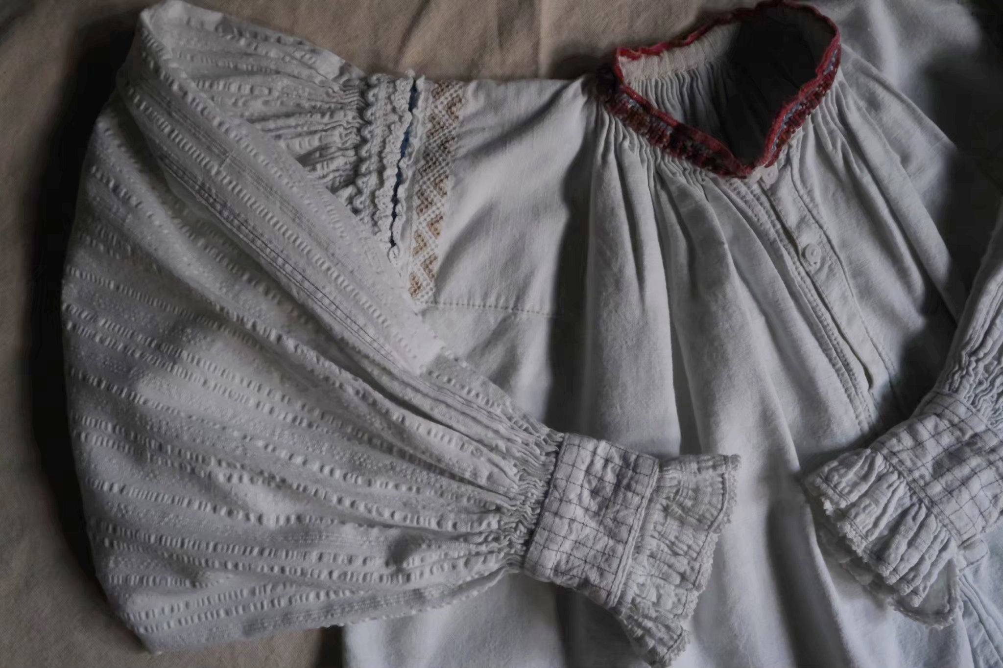 Early 20th C. Romanian Folk Blouse / 羅馬尼亞刺繡罩衫