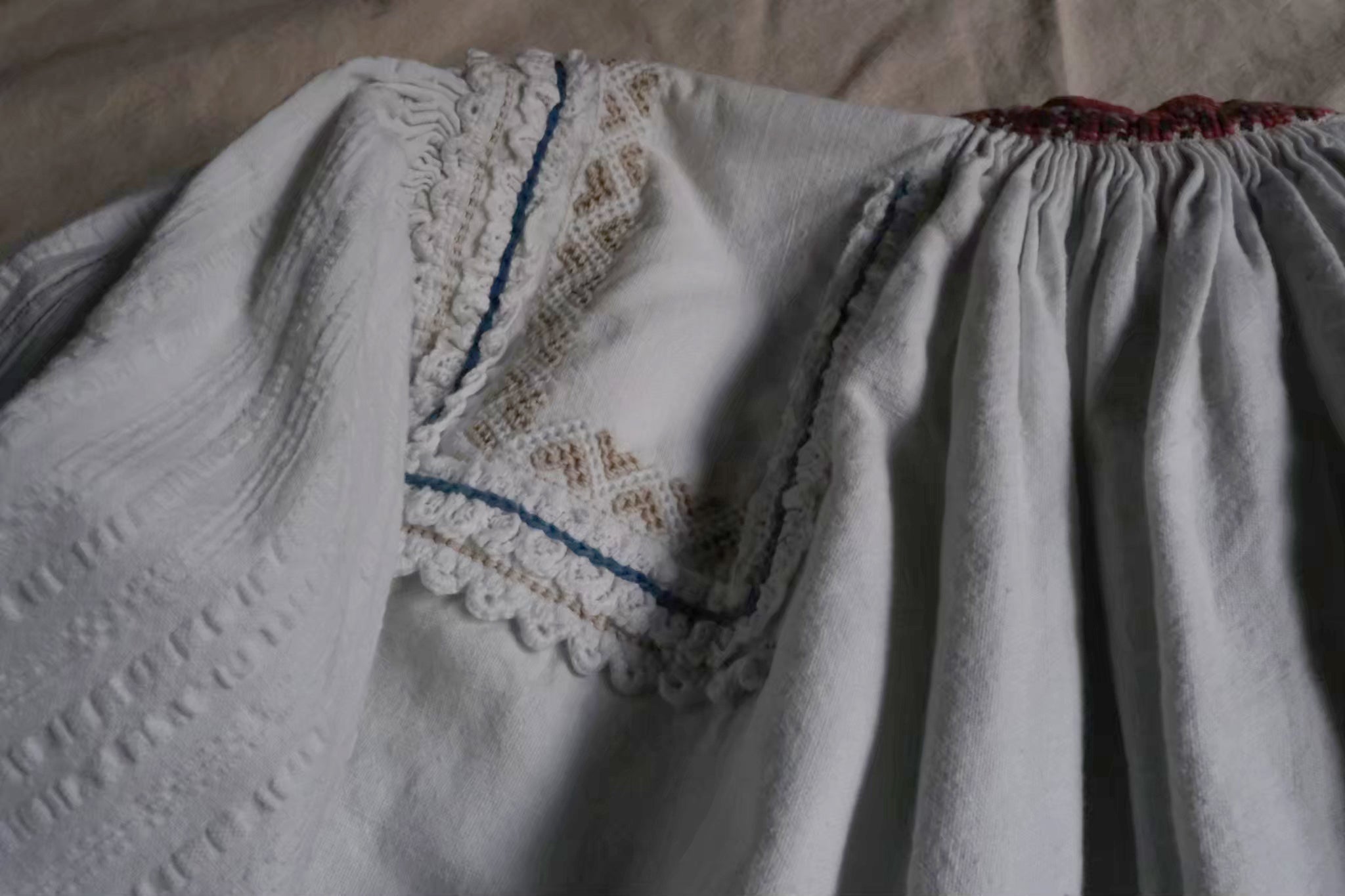 Early 20th C. Romanian Folk Blouse / 羅馬尼亞刺繡罩衫