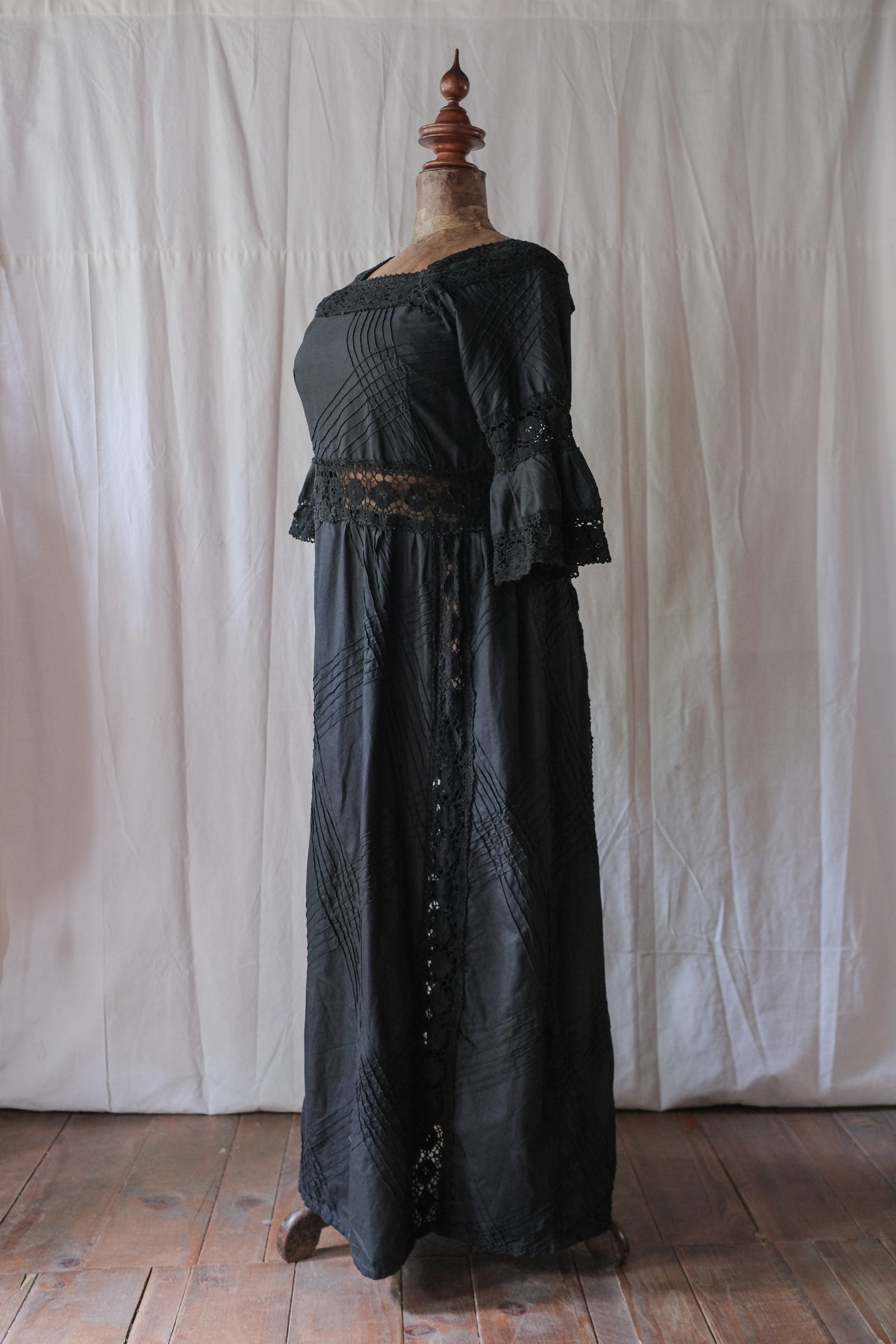 1960's Crochet Lace Flore Sleeve Dress 