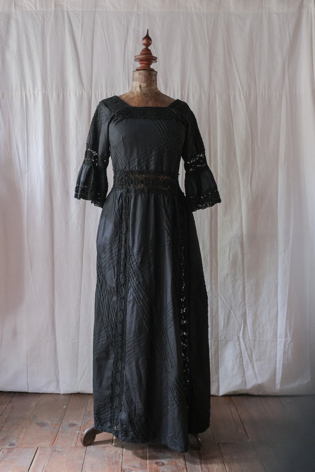1960's Crochet Lace Flore Sleeve Dress 