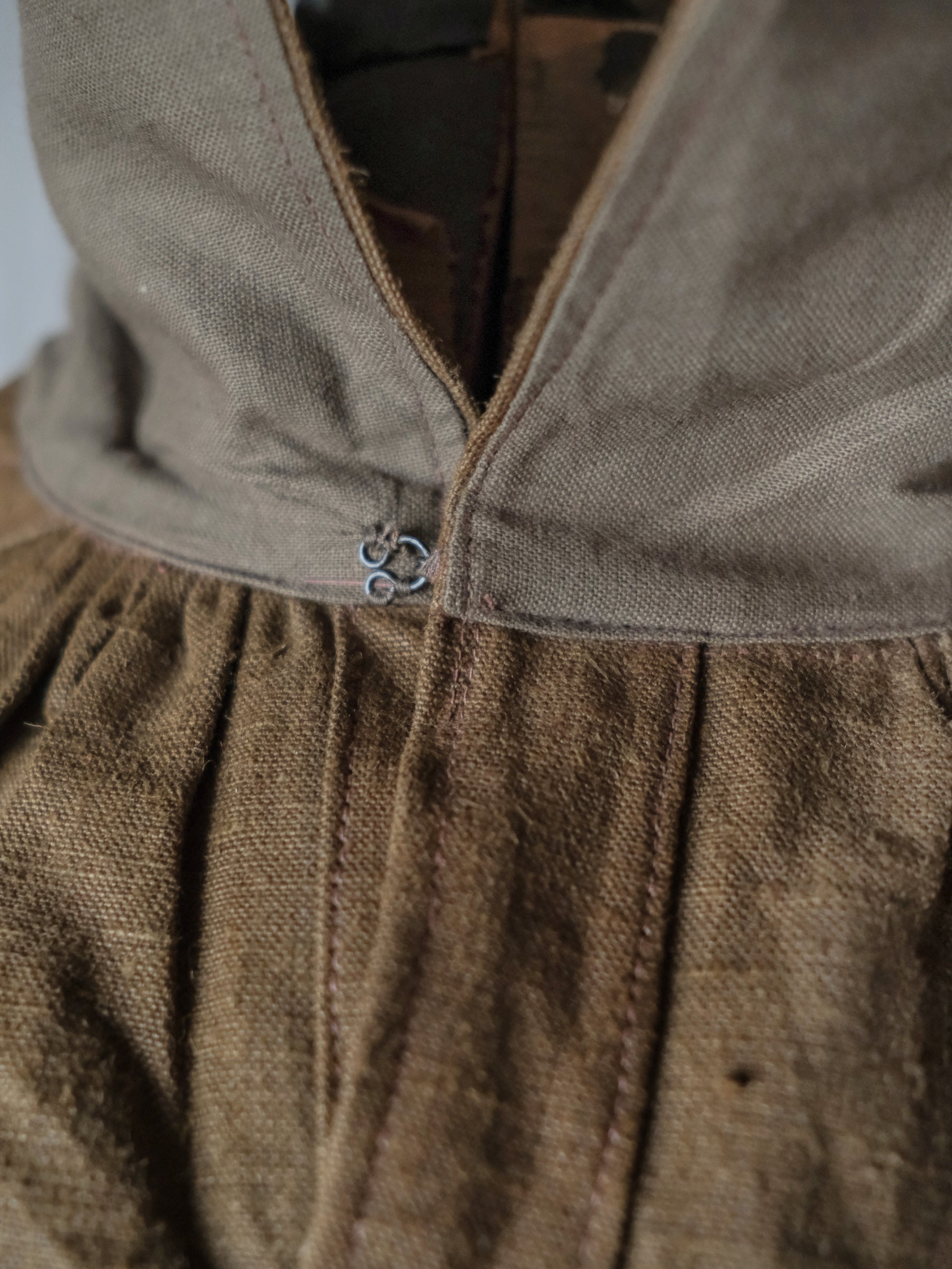 1930-1940’s French Farmer Heavy Chanvre Brown “Biaude” ou Smock / 法國 苴麻棕色罩衫
