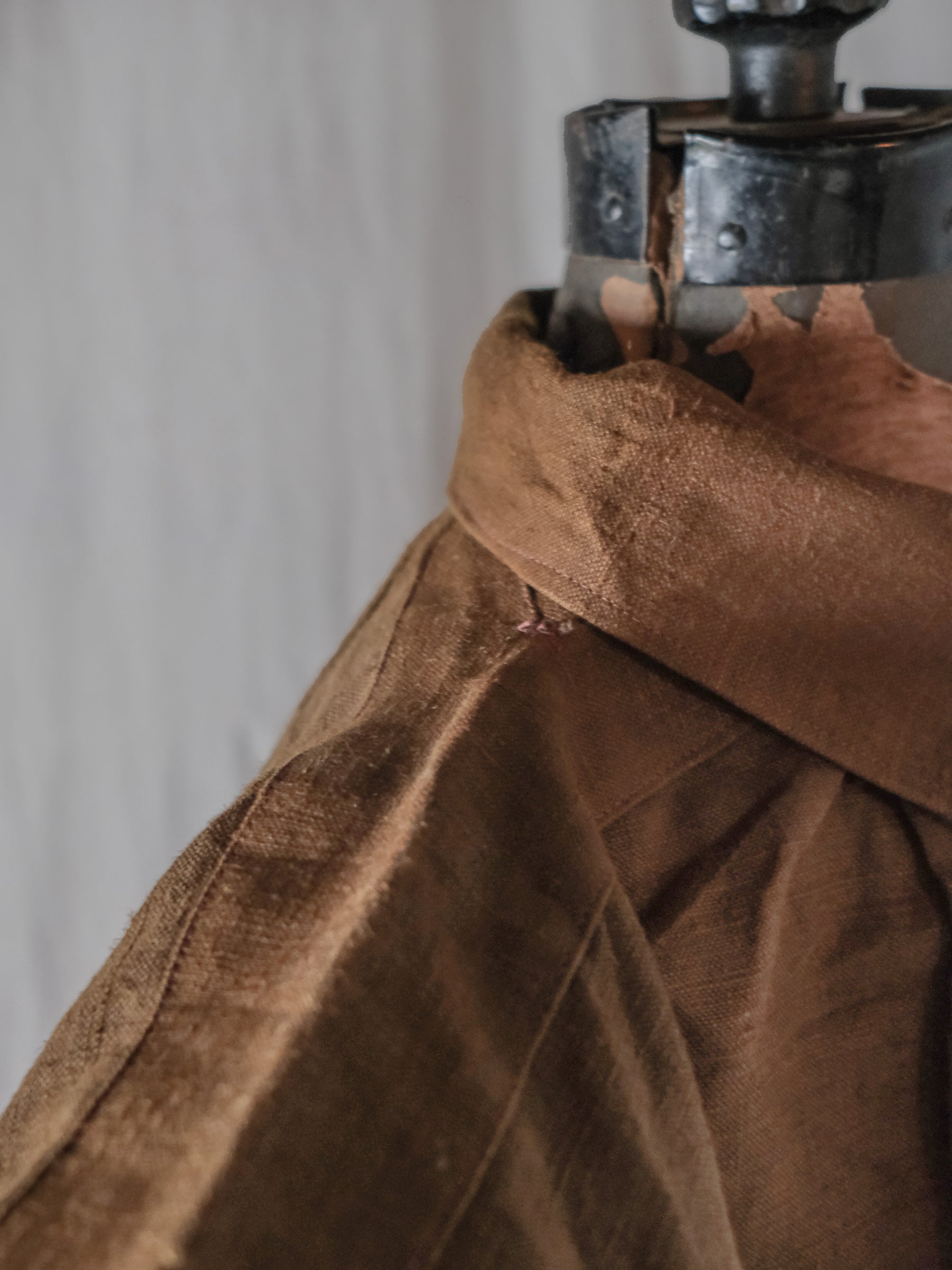 1930-1940’s French Farmer Heavy Chanvre Brown “Biaude” ou Smock / 法國 苴麻棕色罩衫