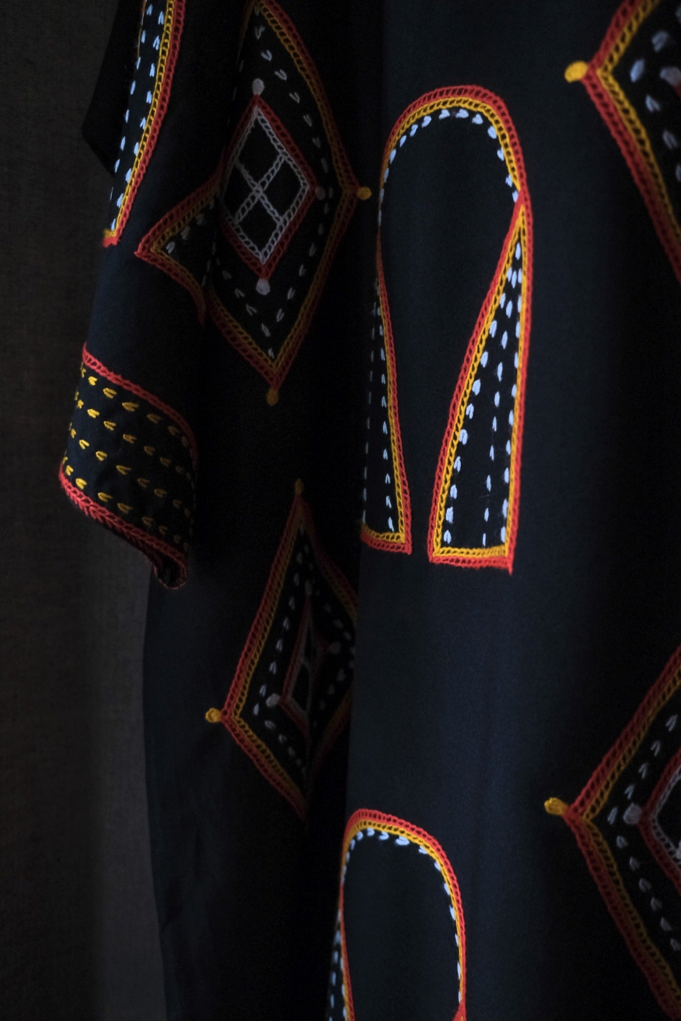 Cameroon Folk Embroidery Velvet Smock / 喀麥隆民族刺繡絲絨罩衫