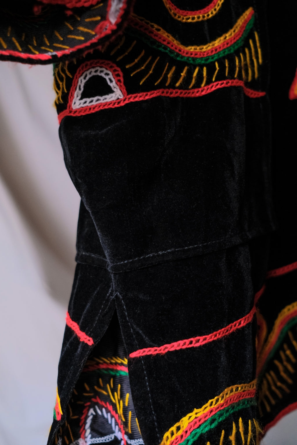 Cameroon Folk Embroidery Velvet Smock / 喀麥隆民族刺繡絲絨罩衫