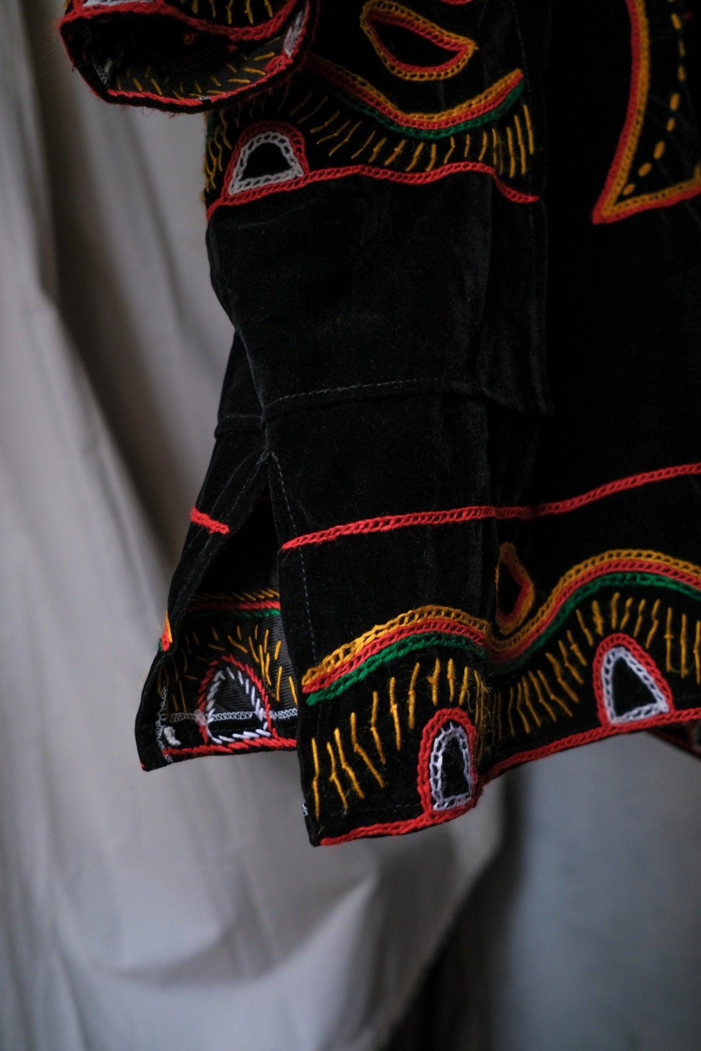 Cameroon Folk Embroidery Velvet Smock / 喀麥隆民族刺繡絲絨罩衫