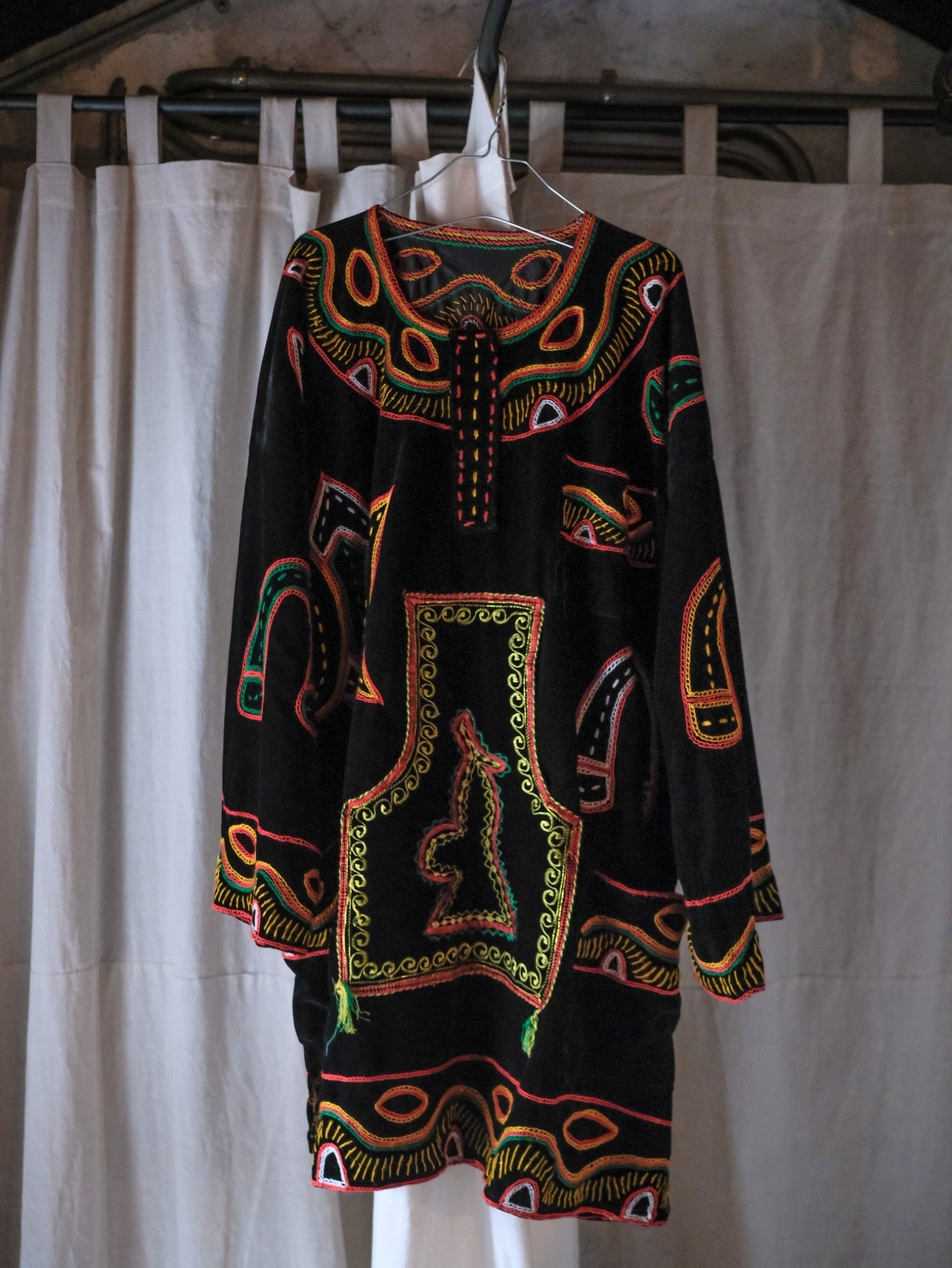Cameroon Folk Embroidery Velvet Smock / 喀麥隆民族刺繡絲絨罩衫