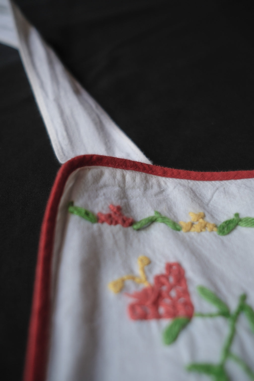 Vintage Portuguese Embroidered Apron / 葡萄牙刺繡圍裙