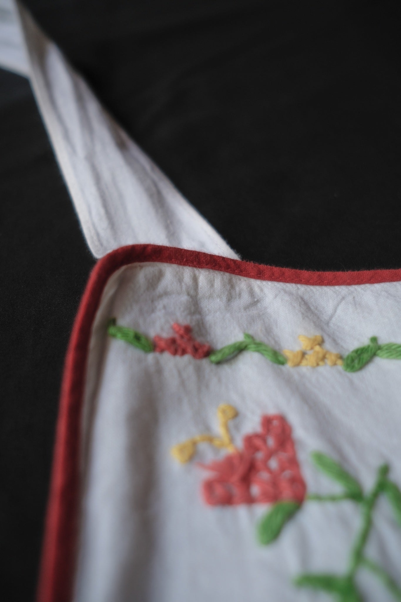 Vintage Portuguese Embroidered Apron / 葡萄牙刺繡圍裙
