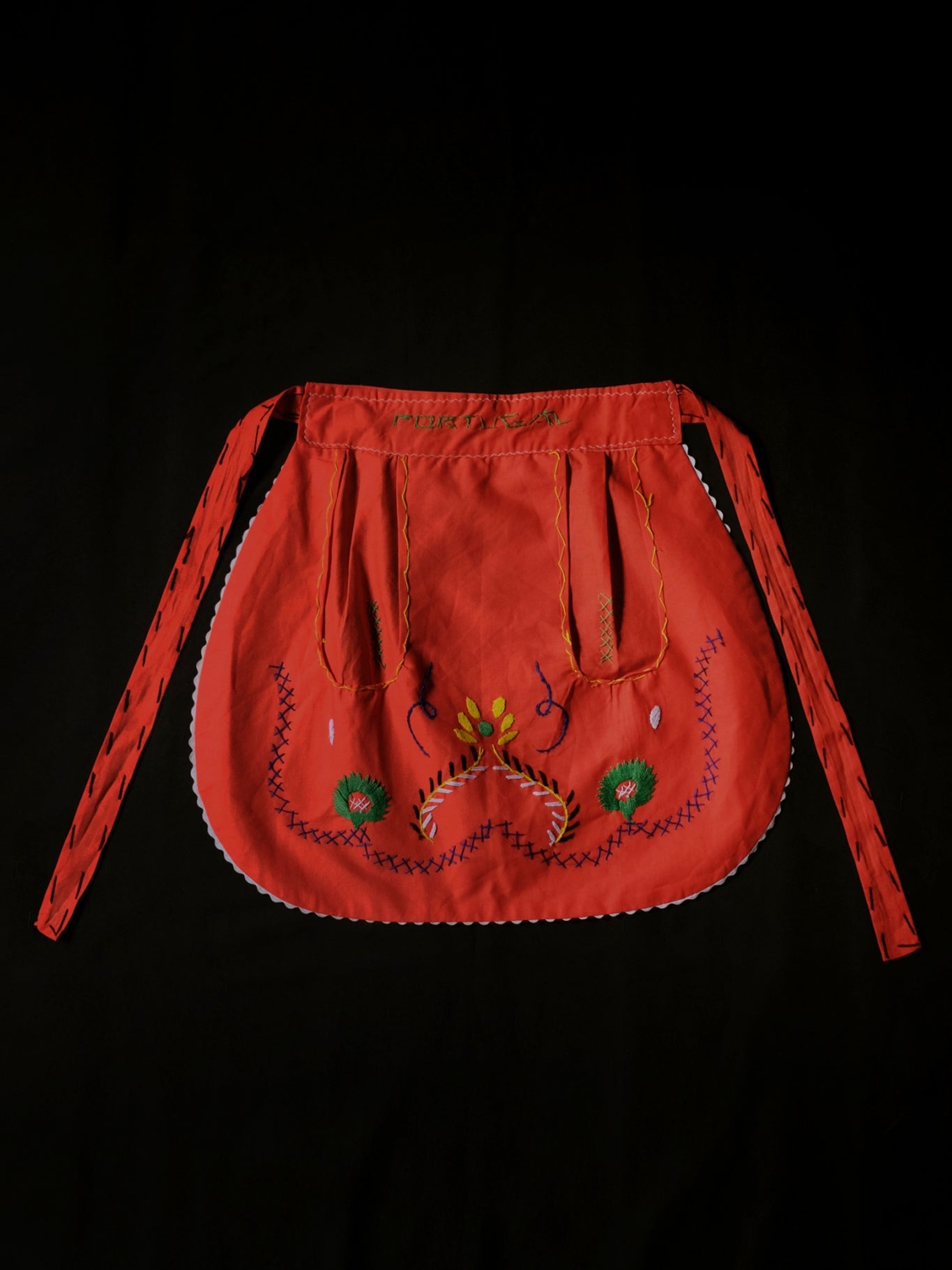 Vintage Portuguese Embroidered Apron / 葡萄牙刺繡圍裙