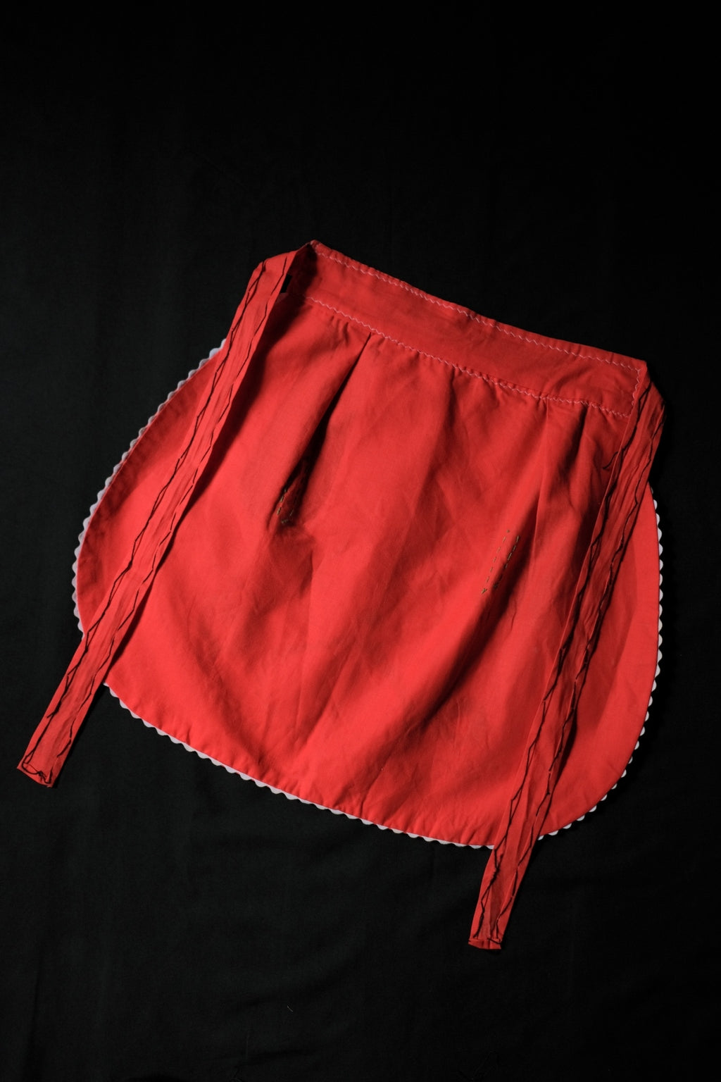 Vintage Portuguese Embroidered Apron / 葡萄牙刺繡圍裙