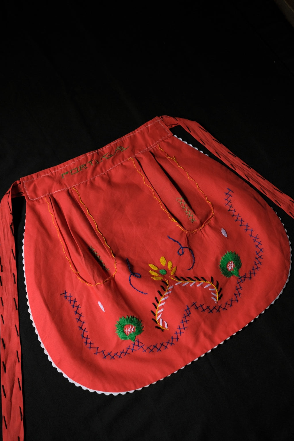 Vintage Portuguese Embroidered Apron / 葡萄牙刺繡圍裙