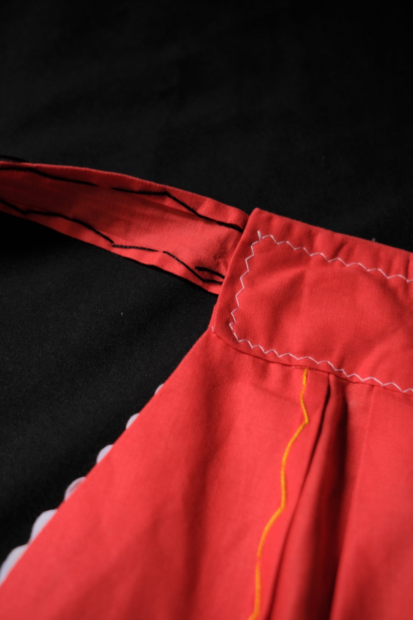 Vintage Portuguese Embroidered Apron / 葡萄牙刺繡圍裙