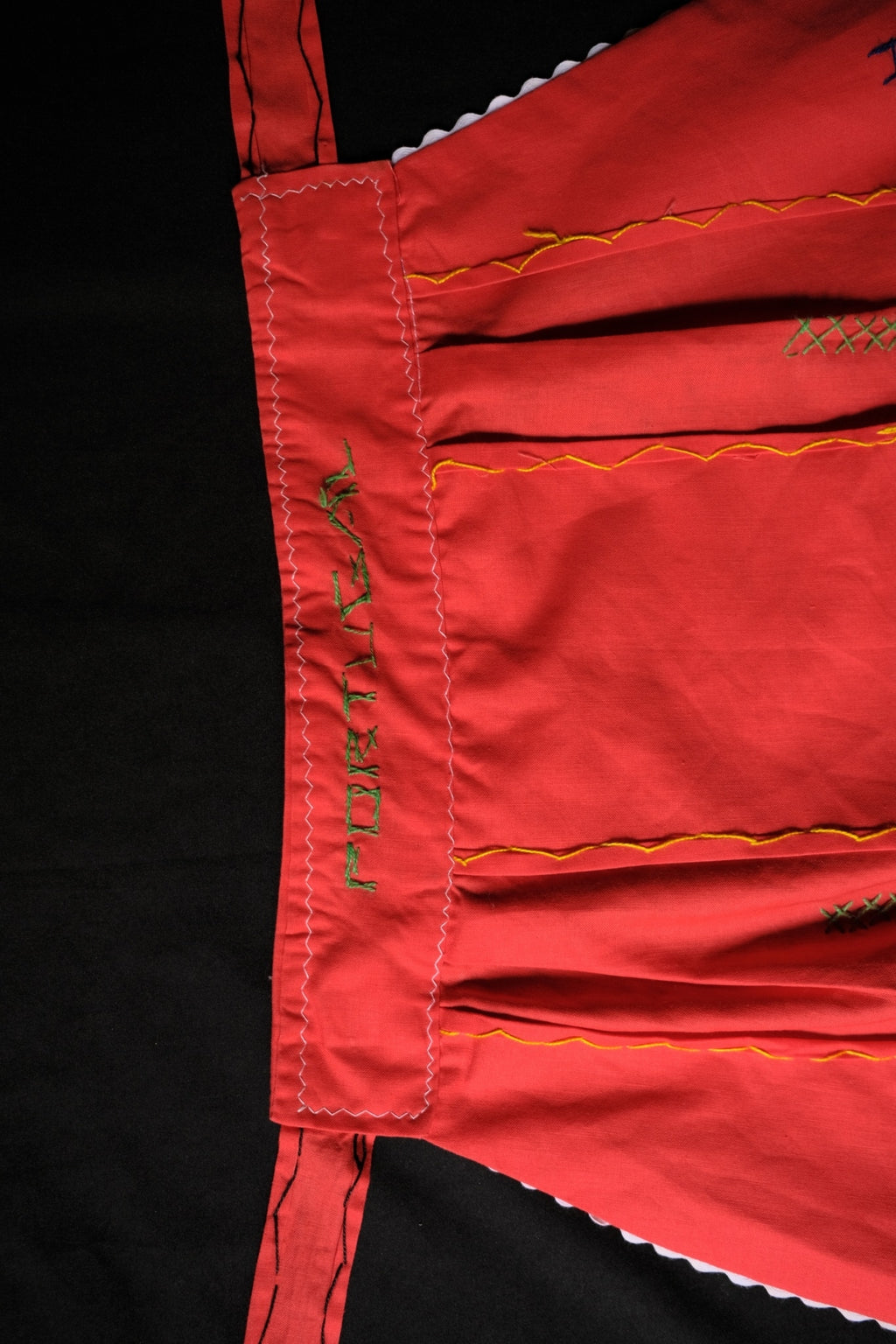 Vintage Portuguese Embroidered Apron / 葡萄牙刺繡圍裙