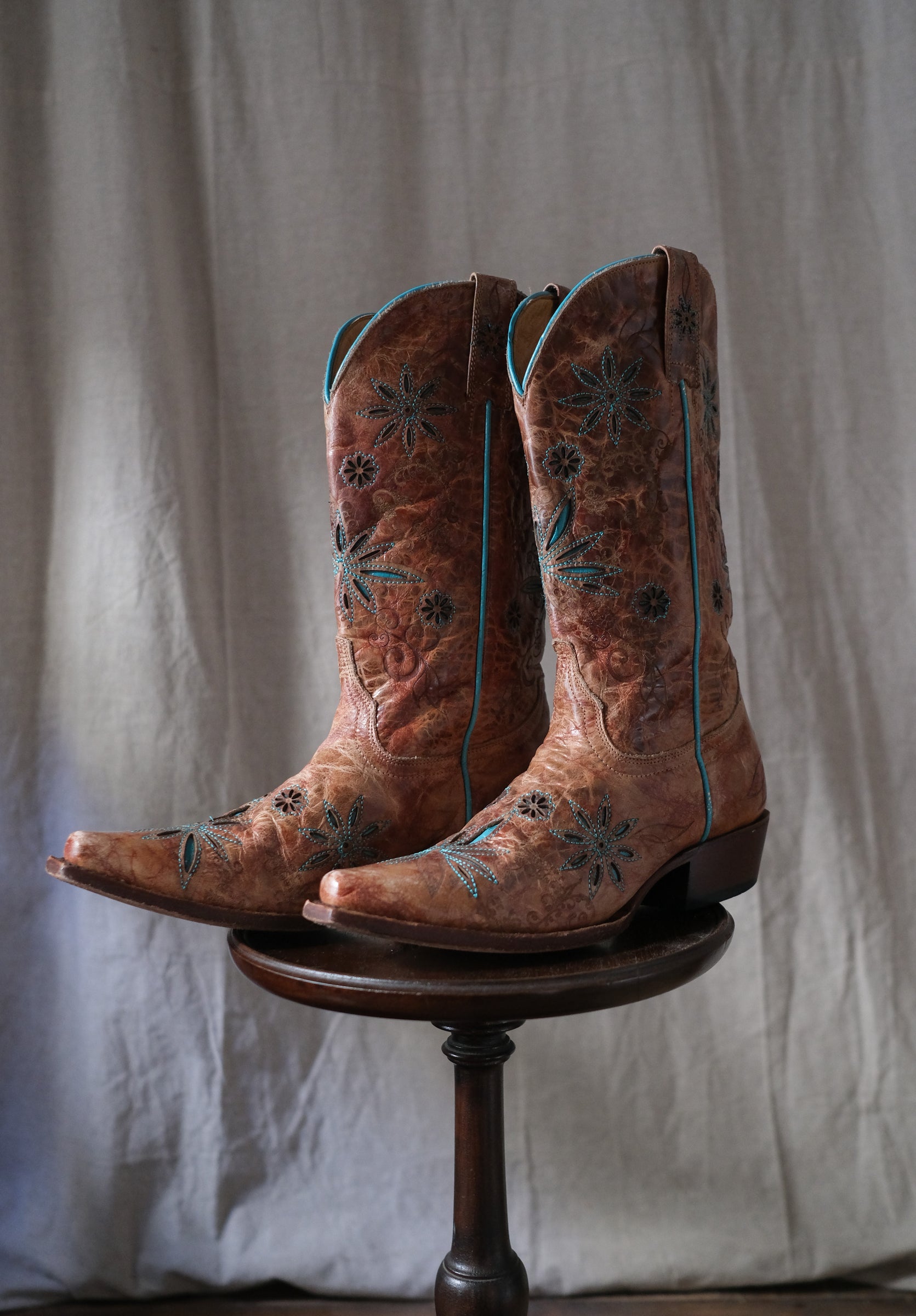 Shyanne Women's Snip Toe Turquoise Embroidered Cowboy Boots 女士方尖頭綠松色雕花做舊西部靴