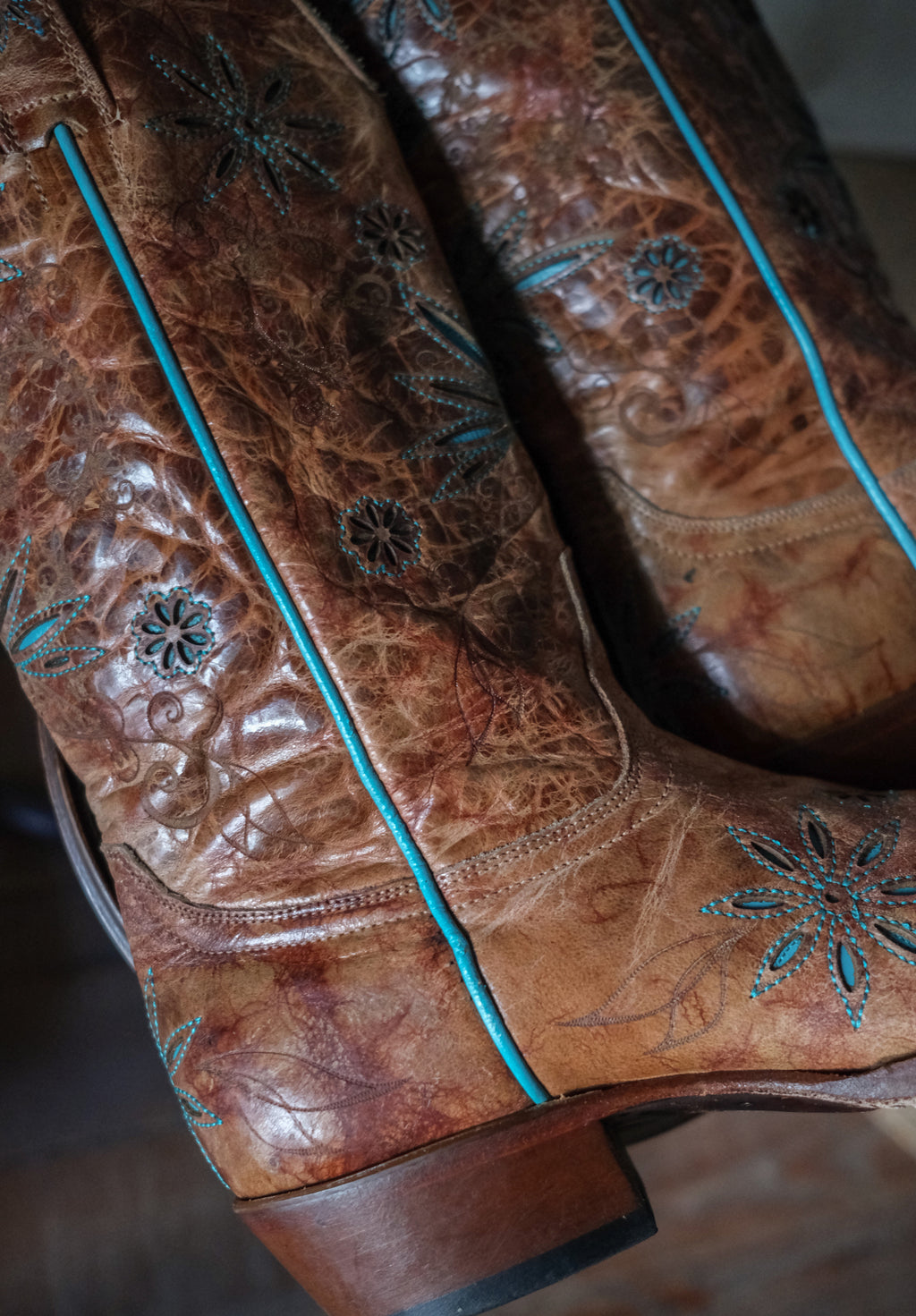 Shyanne Women's Snip Toe Turquoise Embroidered Cowboy Boots 女士方尖頭綠松色雕花做舊西部靴