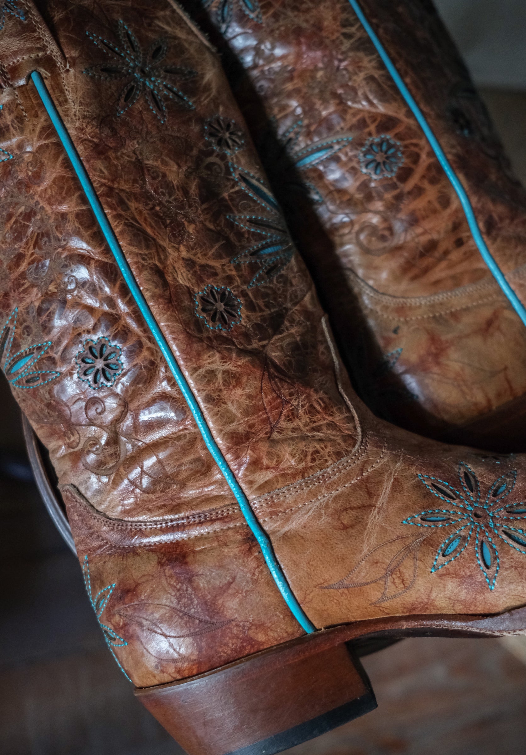 Shyanne Women's Snip Toe Turquoise Embroidered Cowboy Boots 女士方尖頭綠松色雕花做舊西部靴