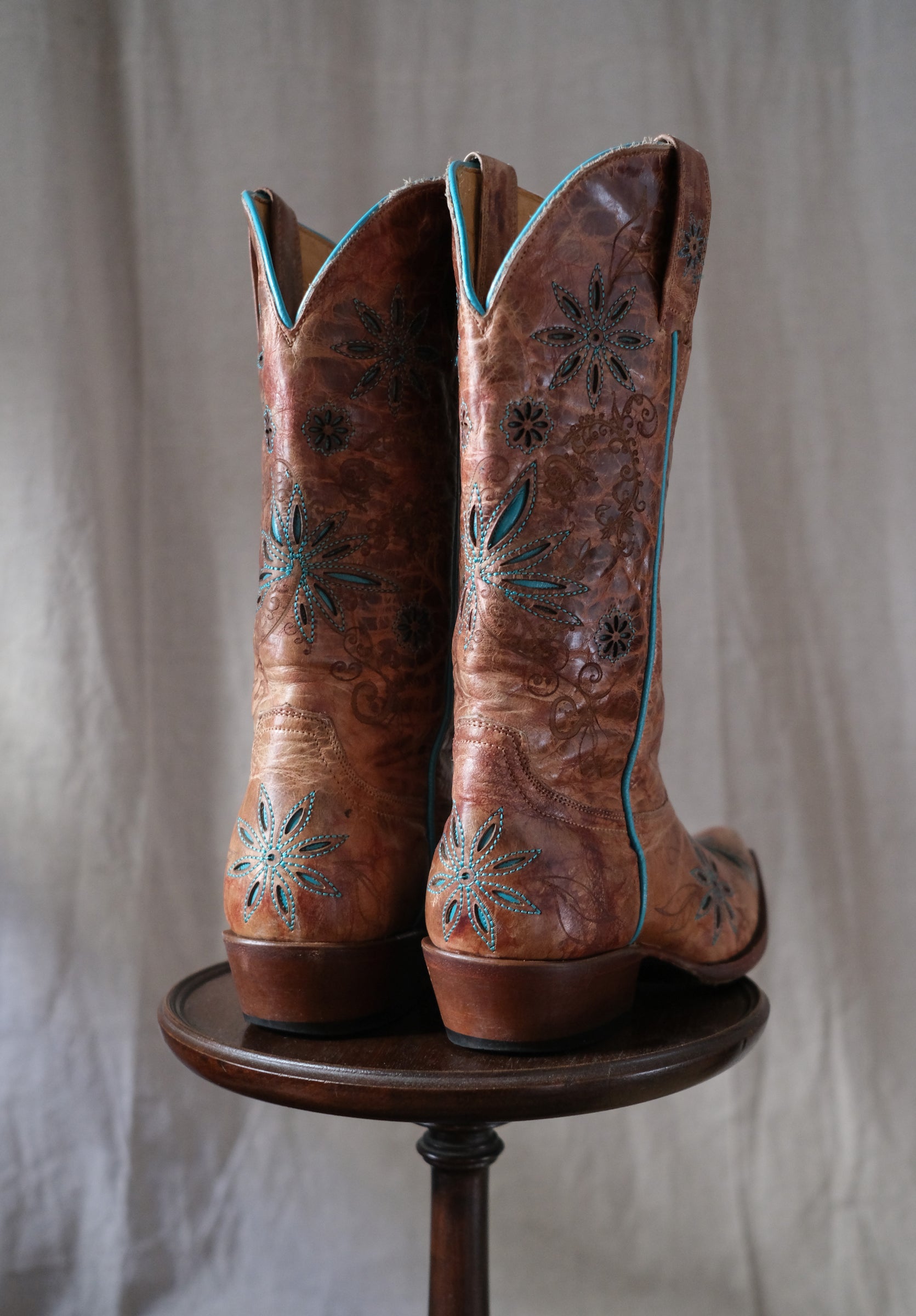 Shyanne Women's Snip Toe Turquoise Embroidered Cowboy Boots 女士方尖頭綠松色雕花做舊西部靴