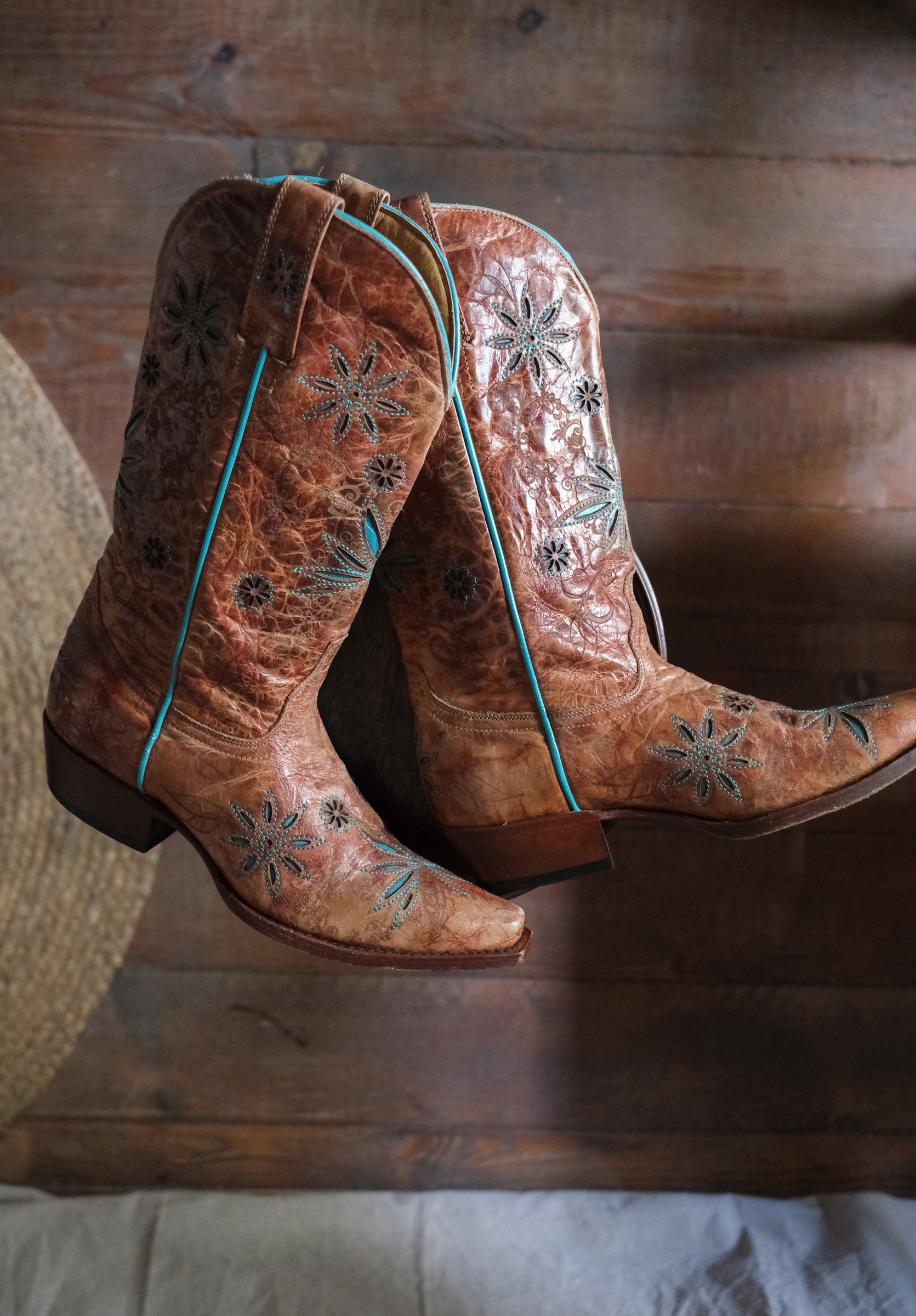 Shyanne Women's Snip Toe Turquoise Embroidered Cowboy Boots 女士方尖頭綠松色雕花做舊西部靴