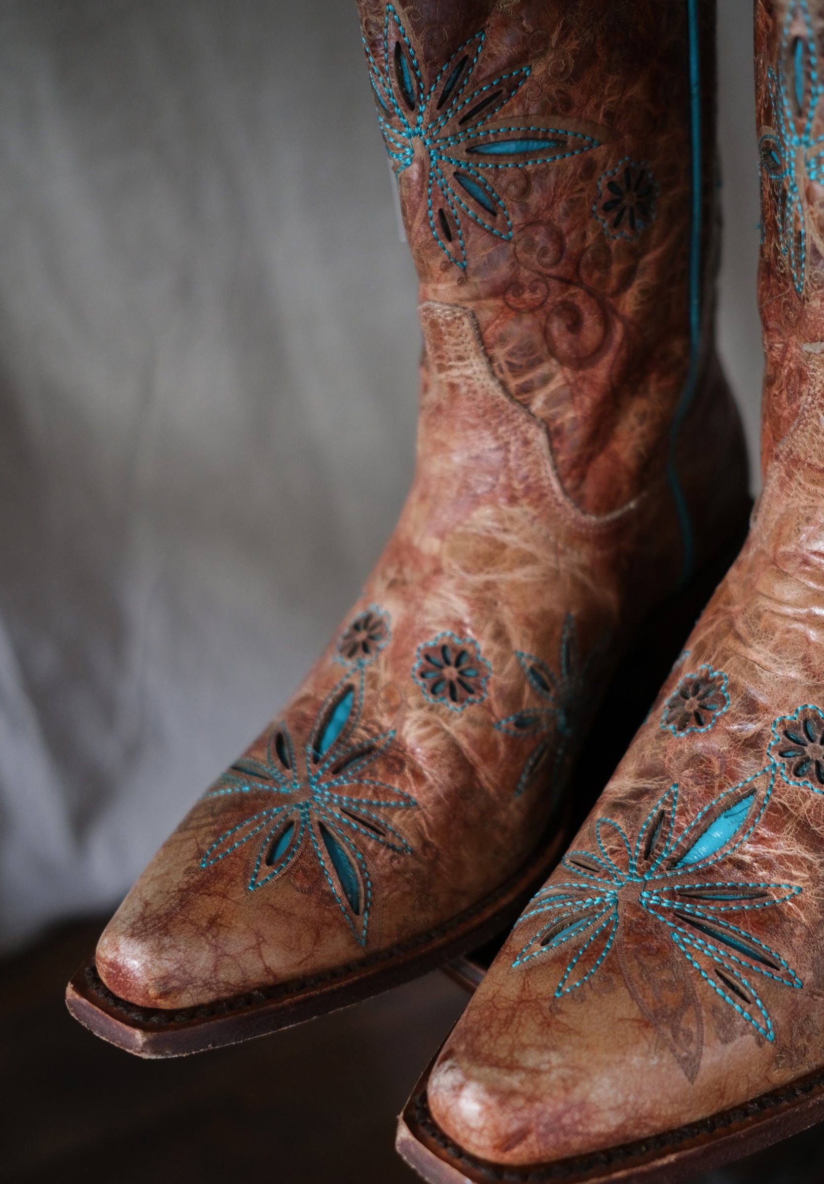 Shyanne Women's Snip Toe Turquoise Embroidered Cowboy Boots 女士方尖頭綠松色雕花做舊西部靴