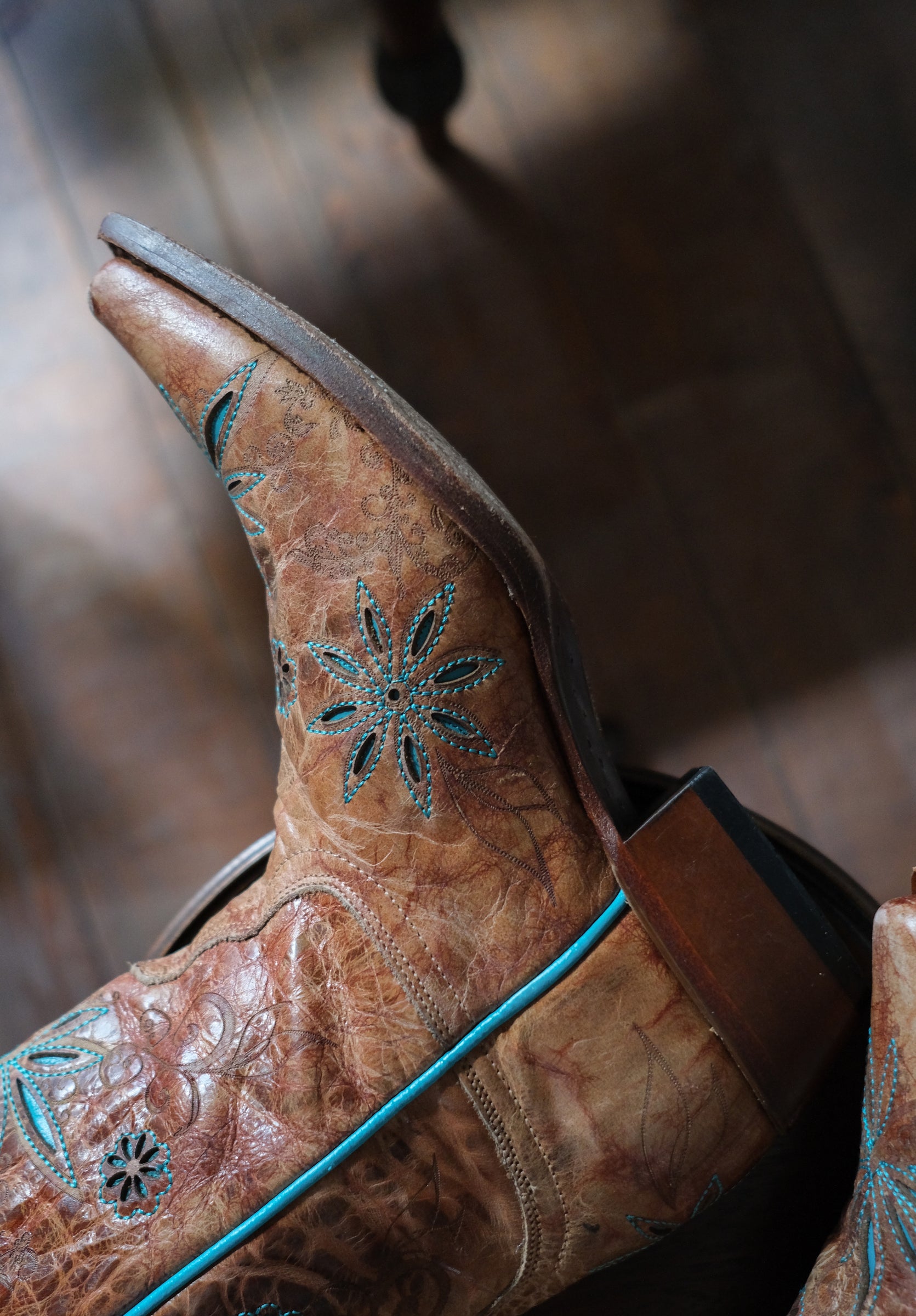 Shyanne Women's Snip Toe Turquoise Embroidered Cowboy Boots 女士方尖頭綠松色雕花做舊西部靴