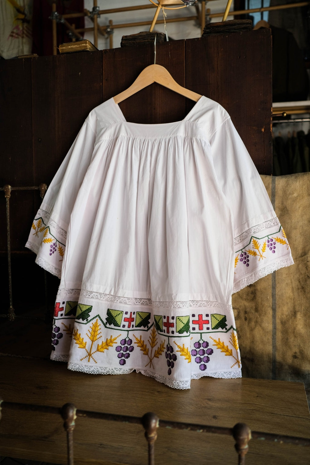 1960's French Cross Stitch Church Smock / 法國十字繡牧師罩衫