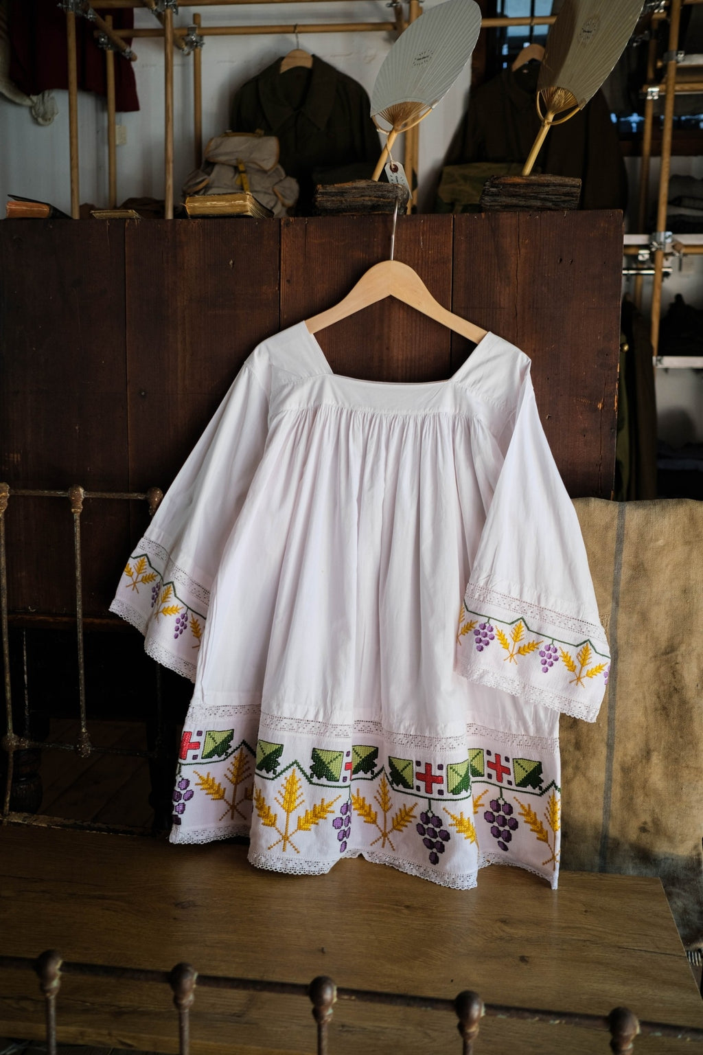 1960's French Cross Stitch Church Smock / 法國十字繡牧師罩衫