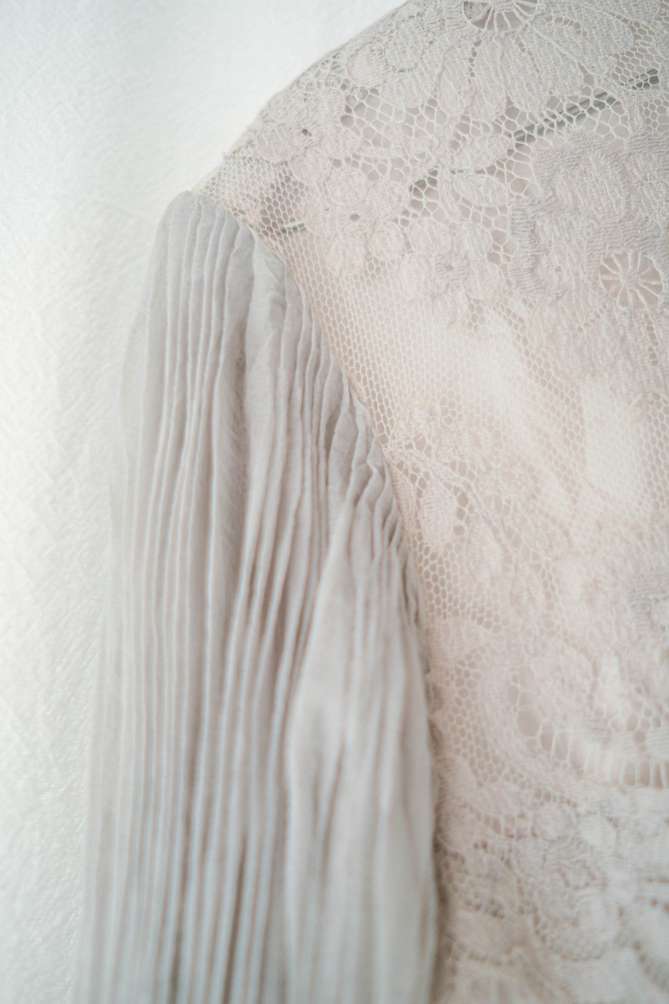 1970's Pleated Sleeve Lace Dress / 迷霧細摺袖蕾絲薄洋裝