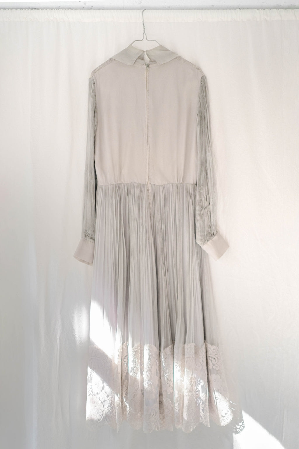 1970's Pleated Sleeve Lace Dress / 迷霧細摺袖蕾絲薄洋裝