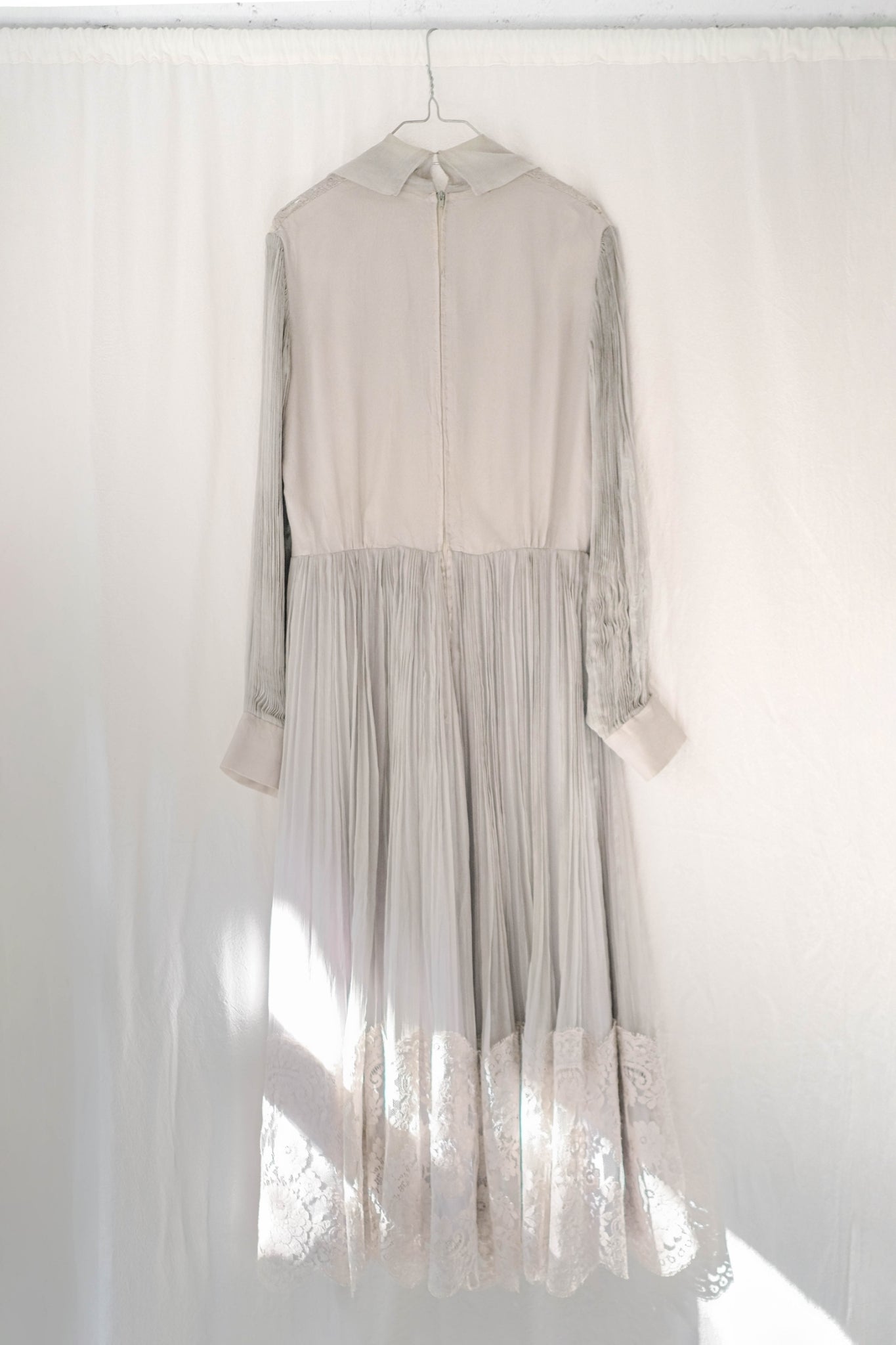 1970's Pleated Sleeve Lace Dress / 迷霧細摺袖蕾絲薄洋裝