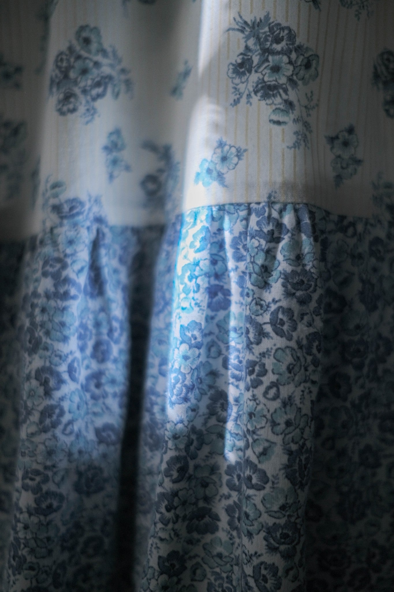 1970's Blue Floral Dress  / 水藍碎花黃線壓紋洋裝