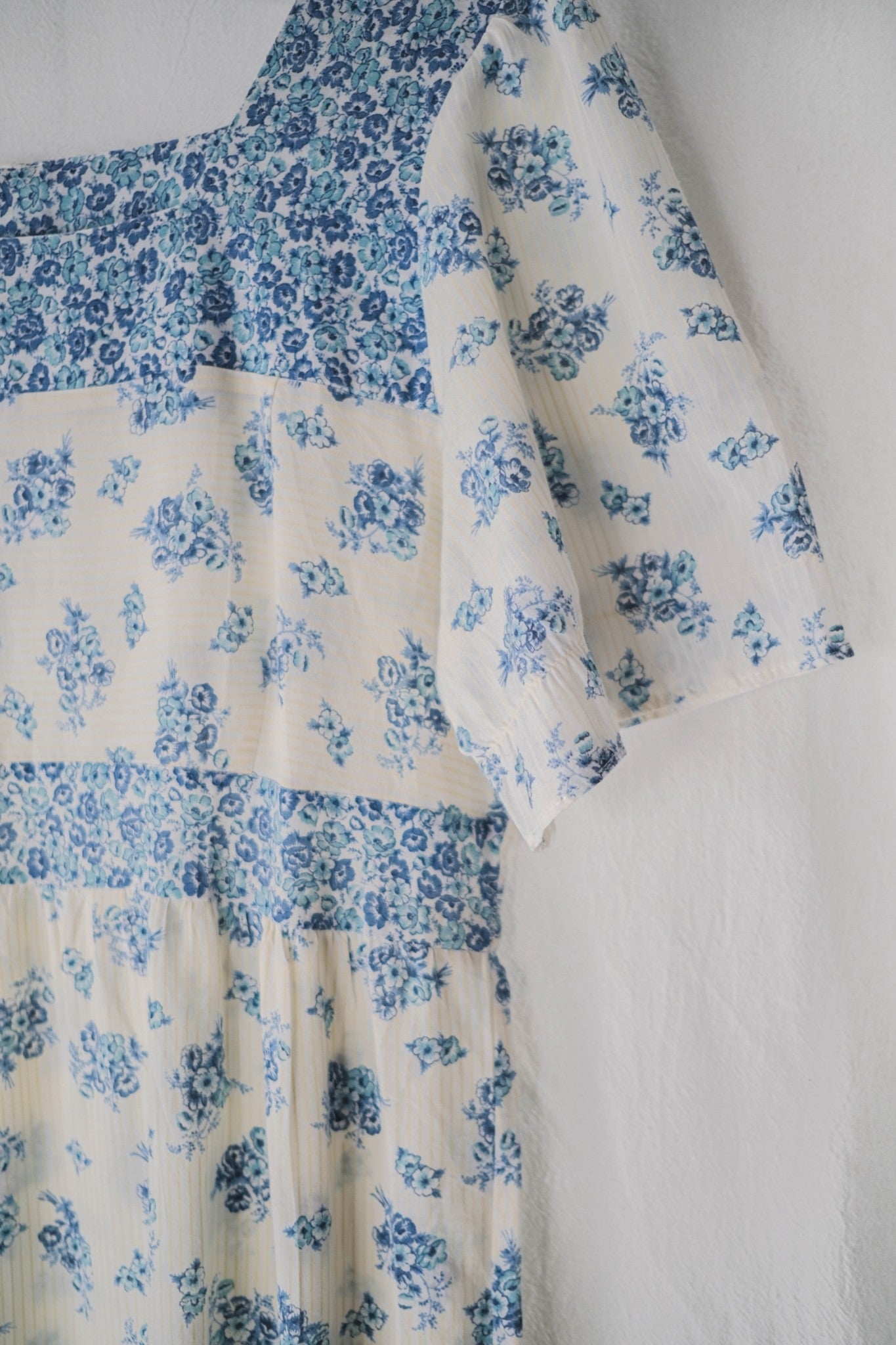 1970's Blue Floral Dress  / 水藍碎花黃線壓紋洋裝