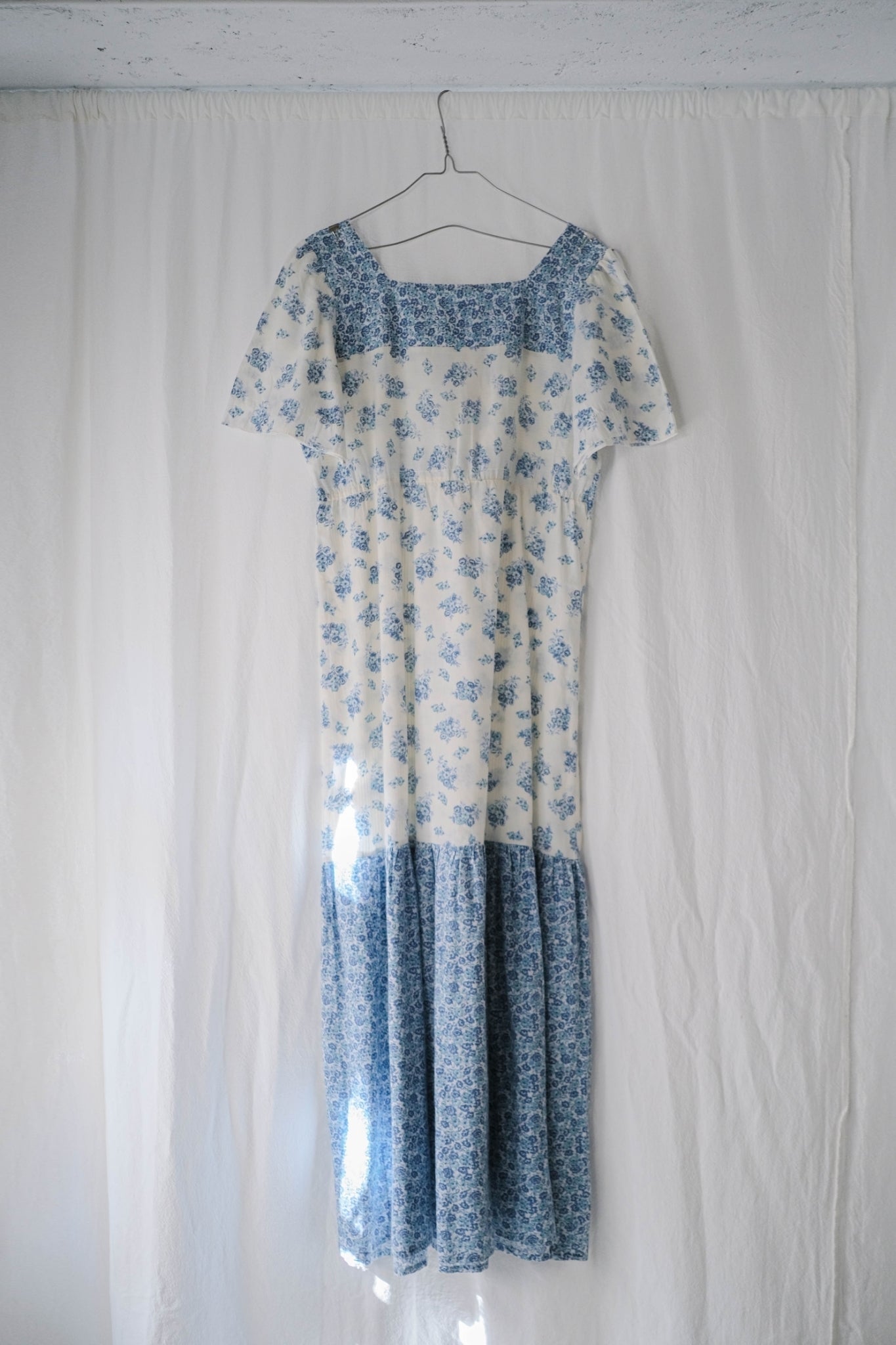 1970's Blue Floral Dress  / 水藍碎花黃線壓紋洋裝