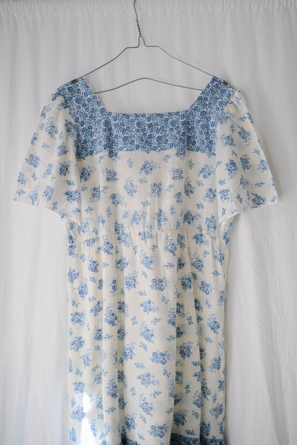 1970's Blue Floral Dress  / 水藍碎花黃線壓紋洋裝