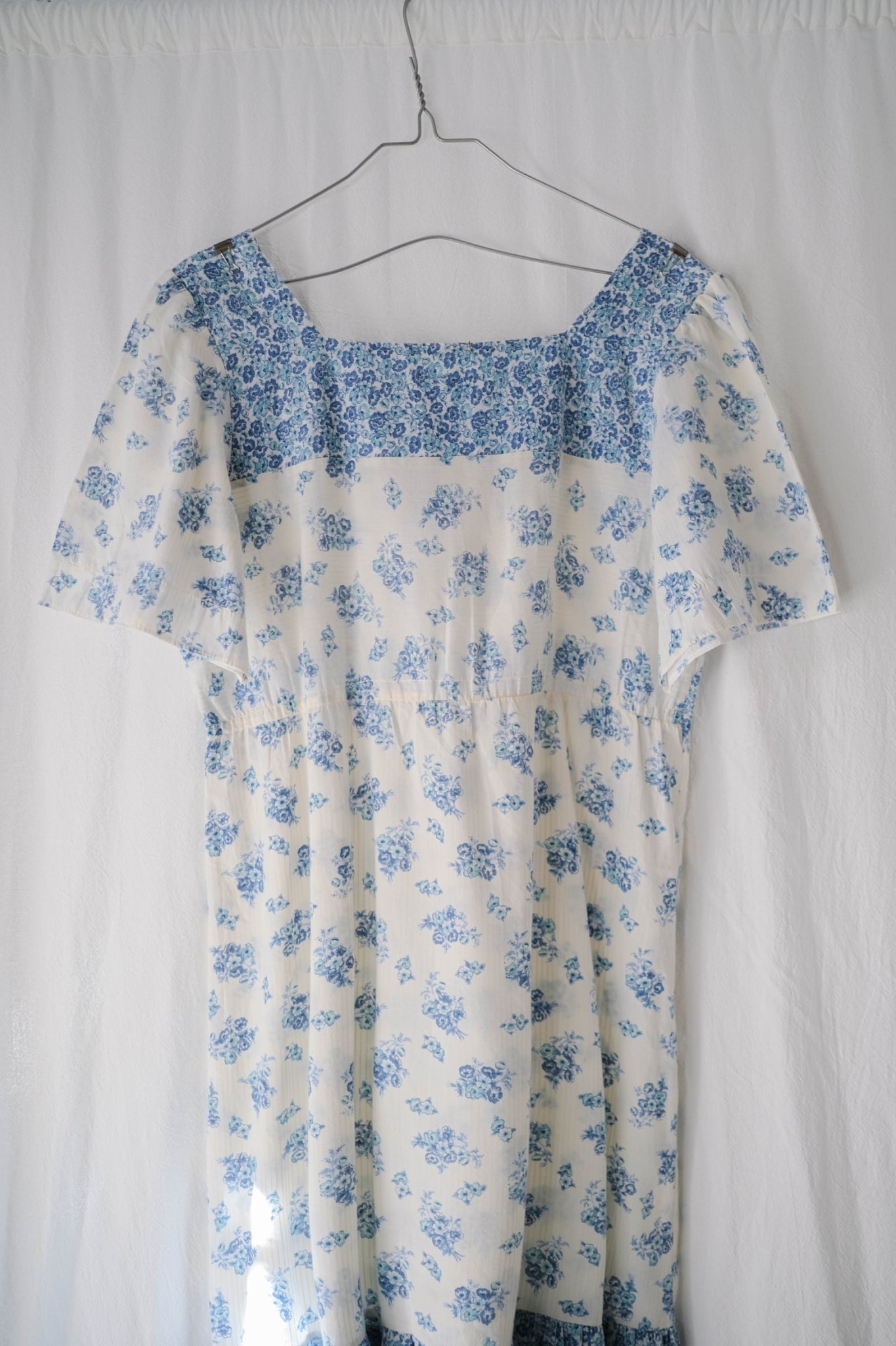 1970's Blue Floral Dress  / 水藍碎花黃線壓紋洋裝