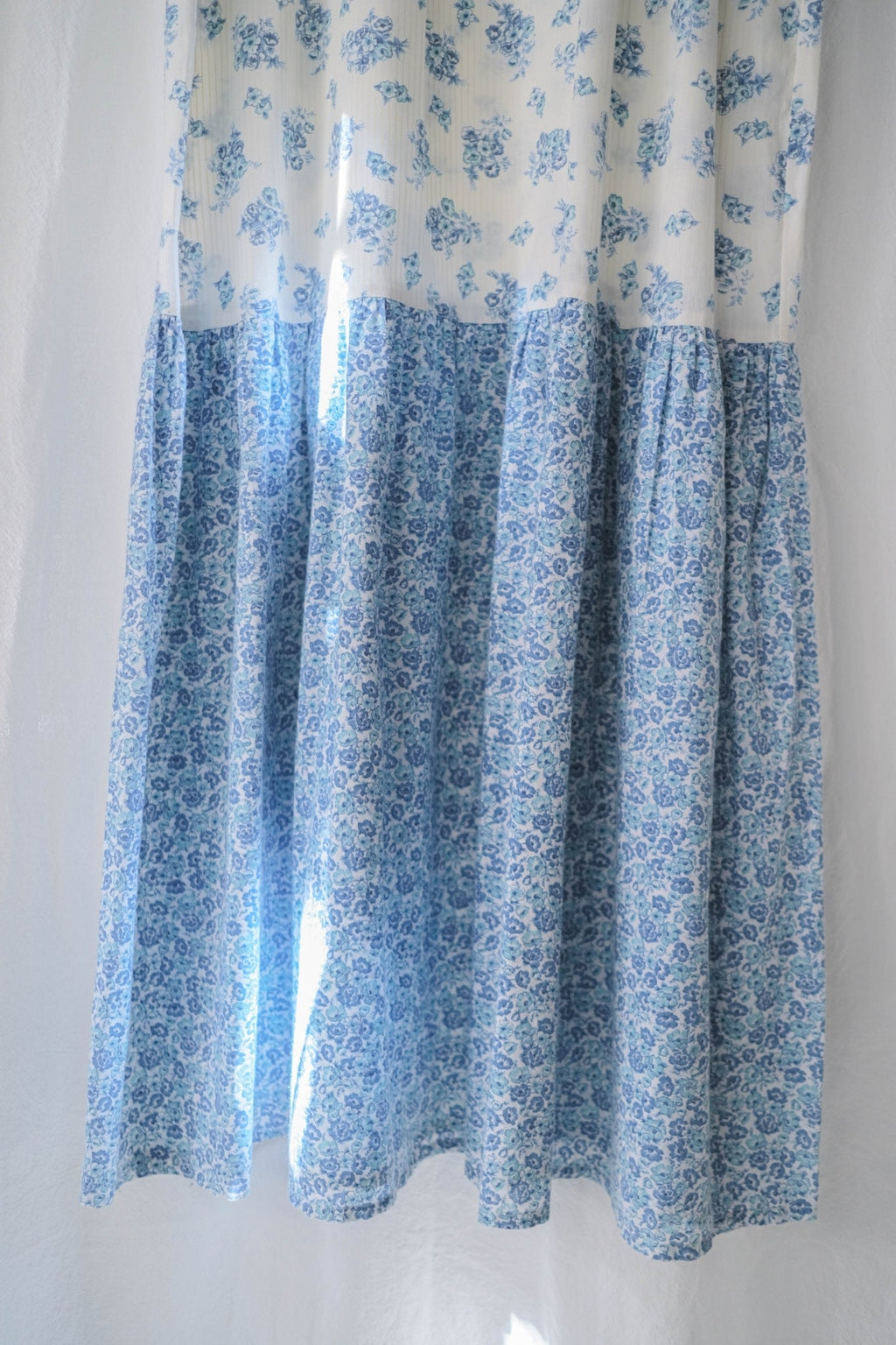 1970's Blue Floral Dress  / 水藍碎花黃線壓紋洋裝