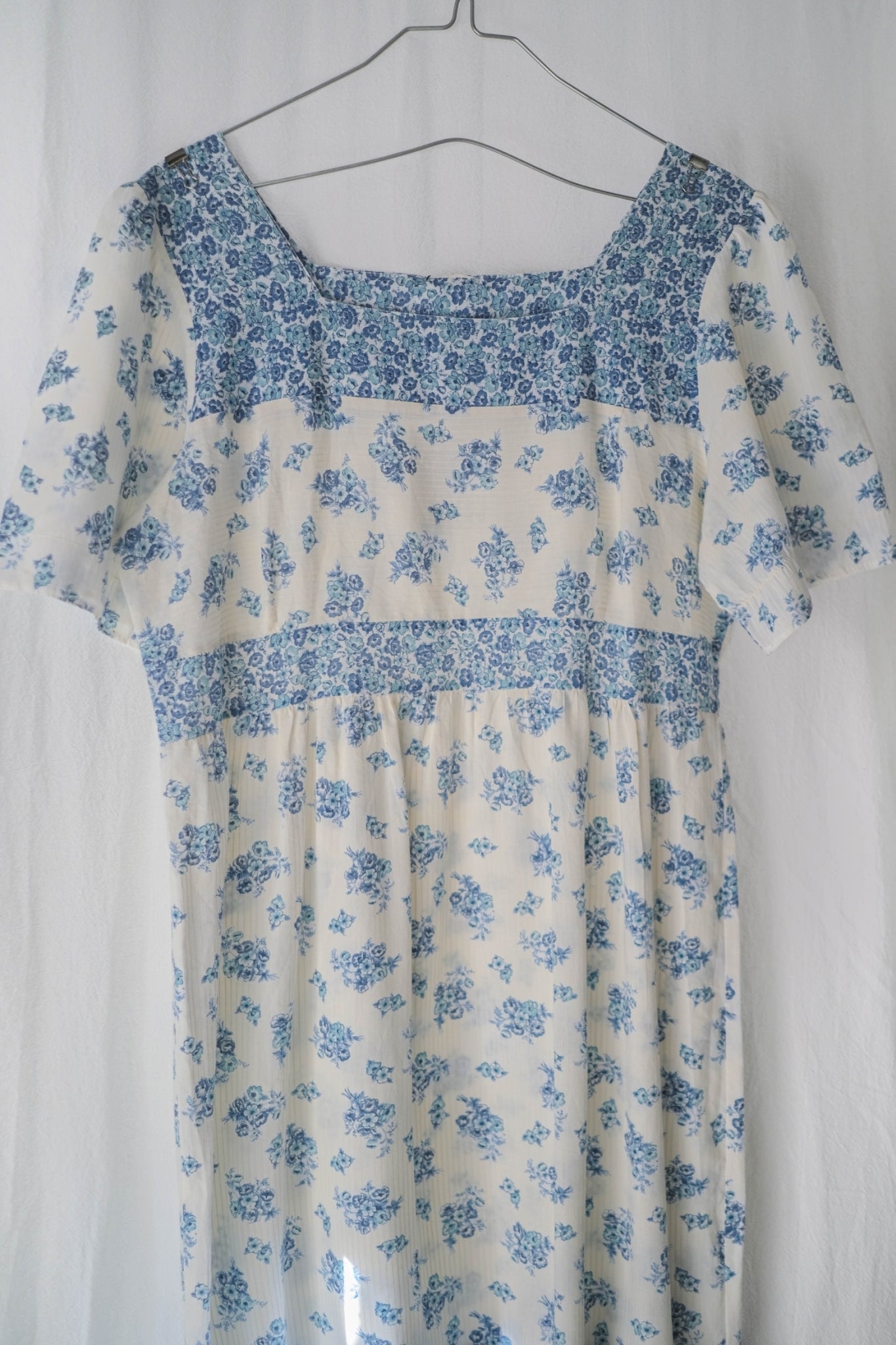 1970's Blue Floral Dress  / 水藍碎花黃線壓紋洋裝