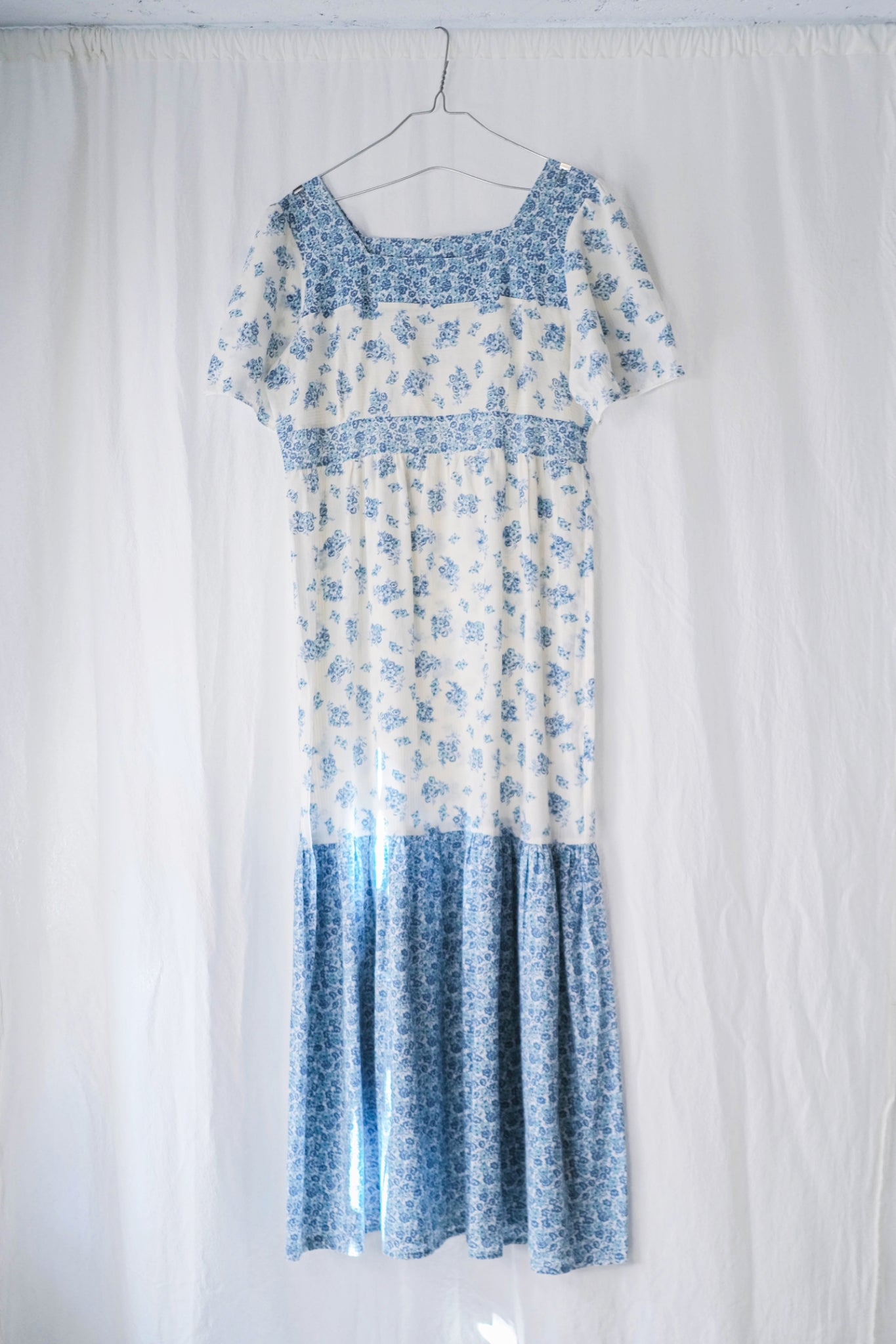 1970's Blue Floral Dress  / 水藍碎花黃線壓紋洋裝
