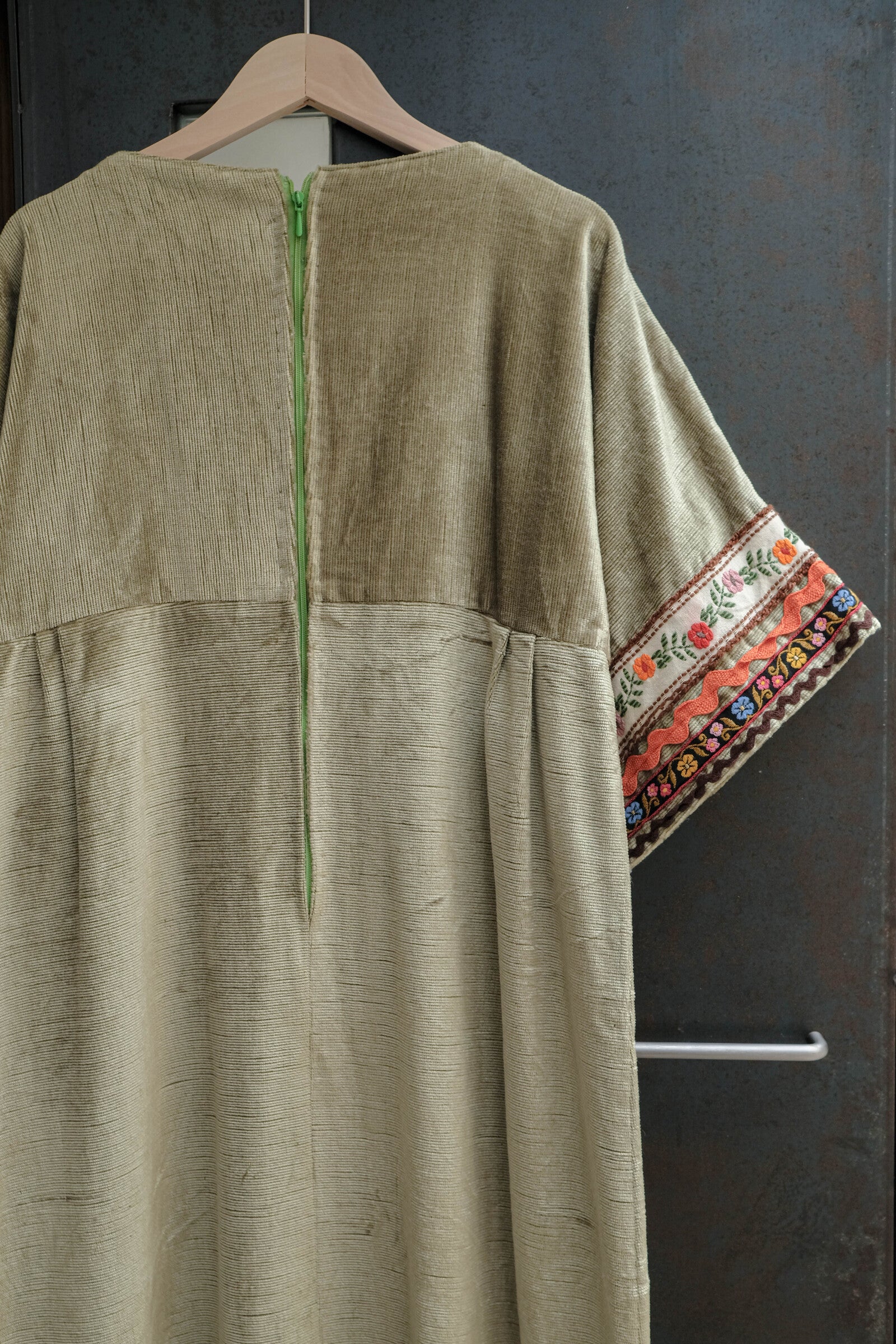 1970's Swiss Velvet Dress / 柳茶色瑞士絨感洋裝
