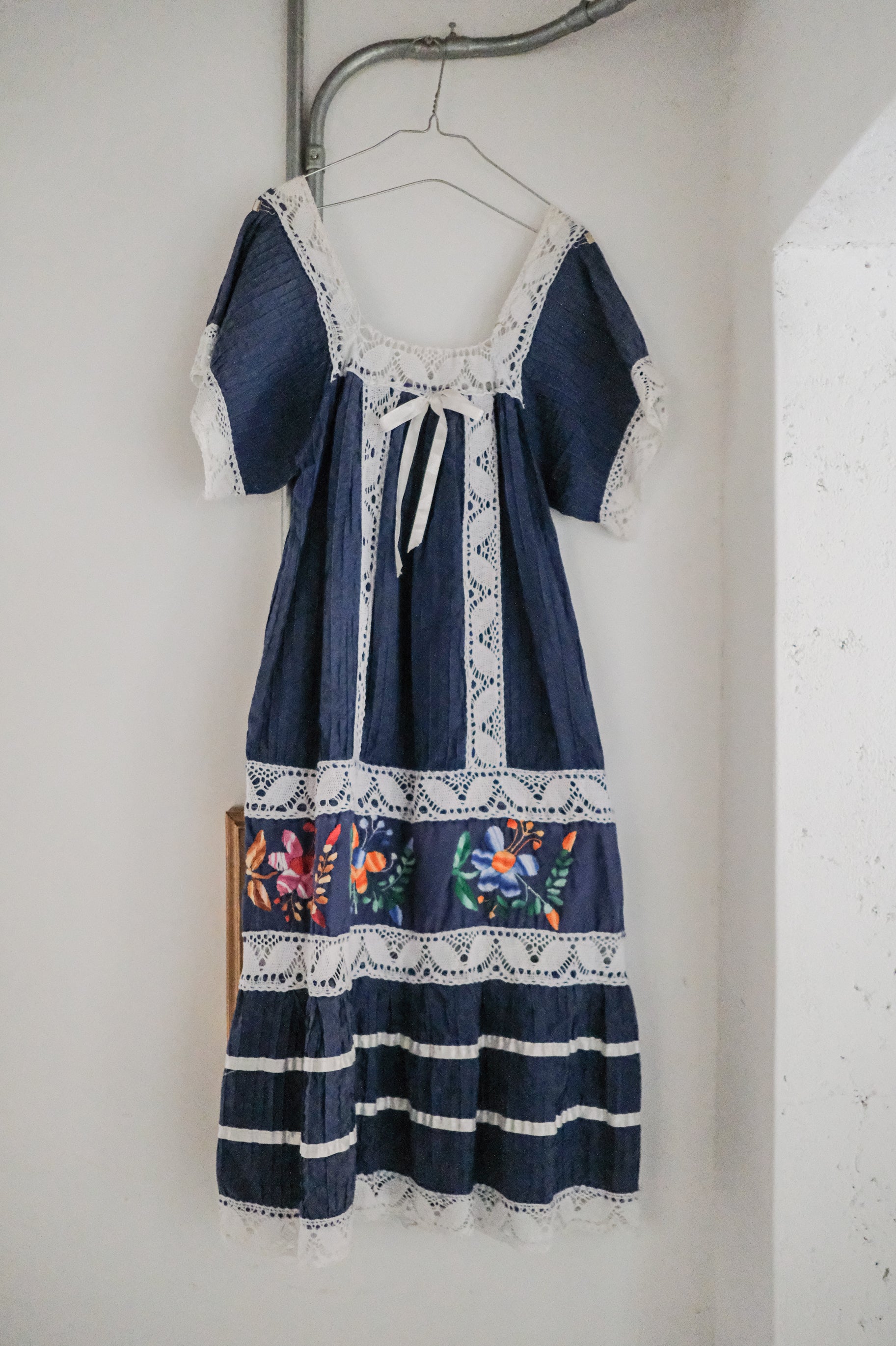 Mexican Embroidered Crochet Dress / 墨西哥鉤針刺繡碎褶洋裝