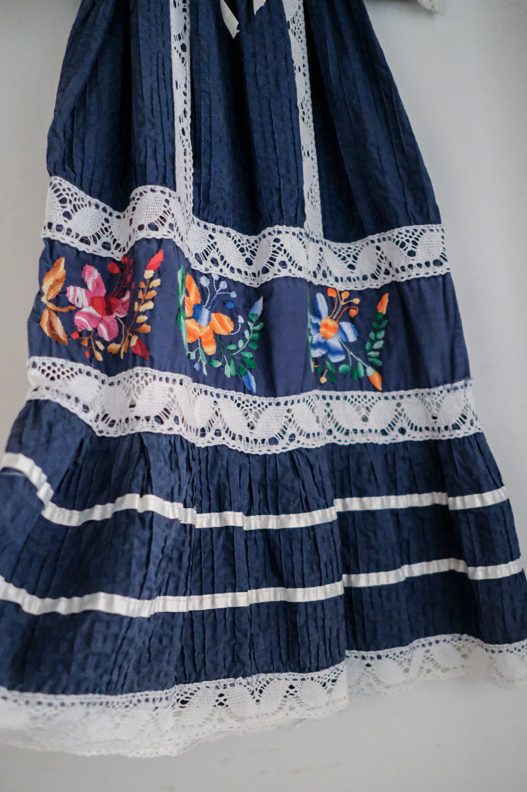 Mexican Embroidered Crochet Dress / 墨西哥鉤針刺繡碎褶洋裝