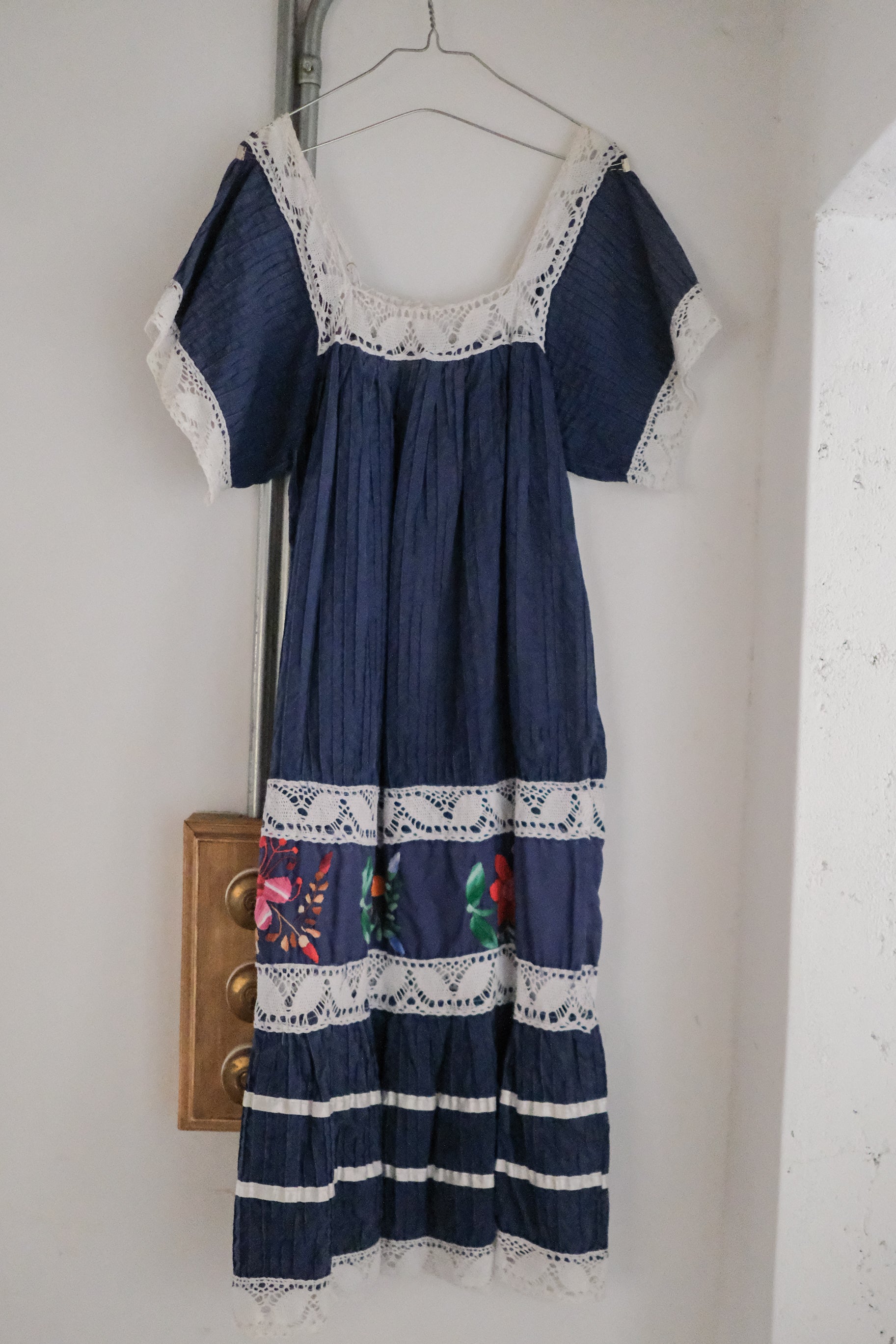 Mexican Embroidered Crochet Dress / 墨西哥鉤針刺繡碎褶洋裝