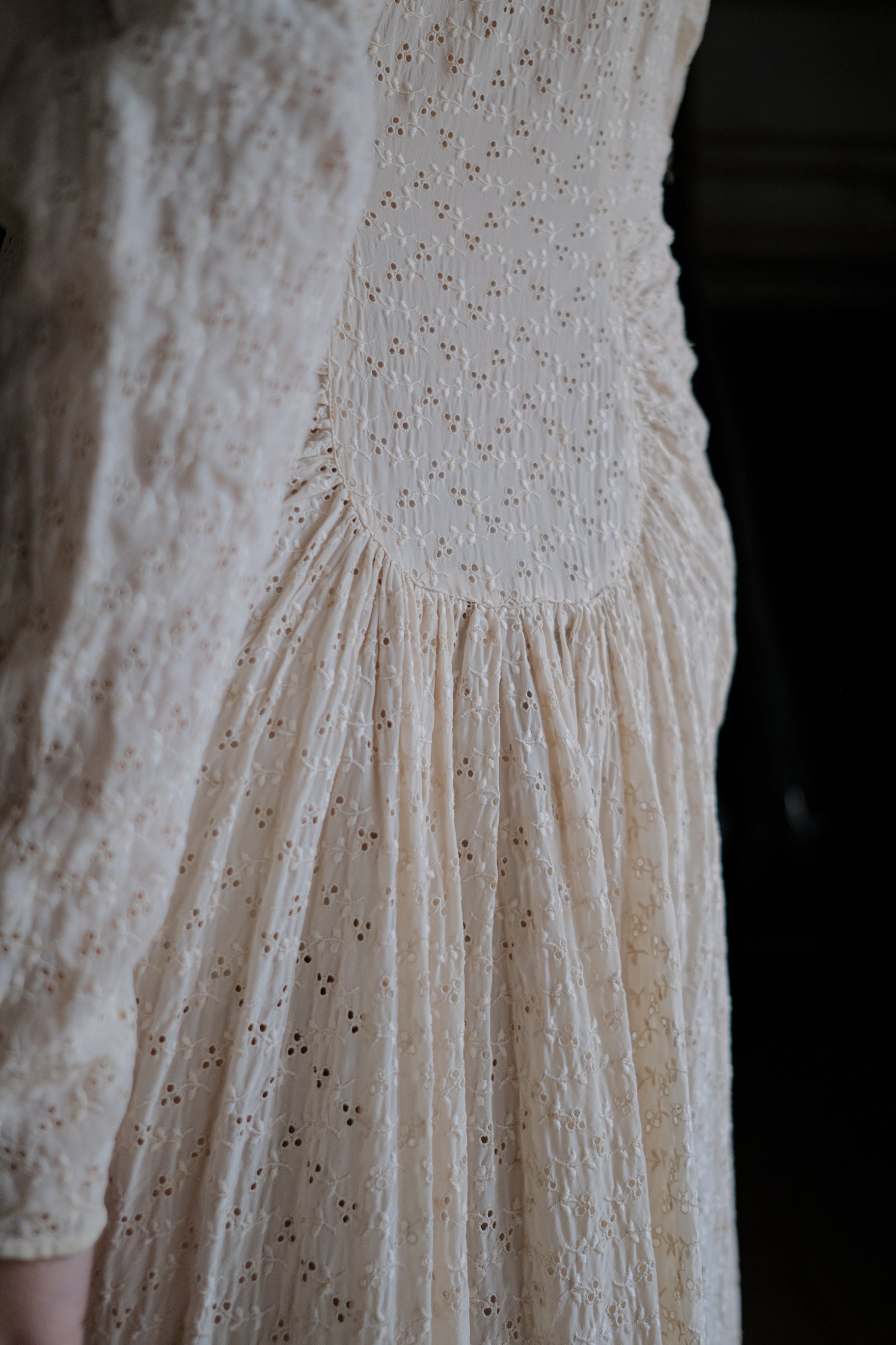 Vintage Pearl White Embroidered Eyelet Flowers Maxi Dress / 古著珍珠白鏤空刺繡花長洋裝