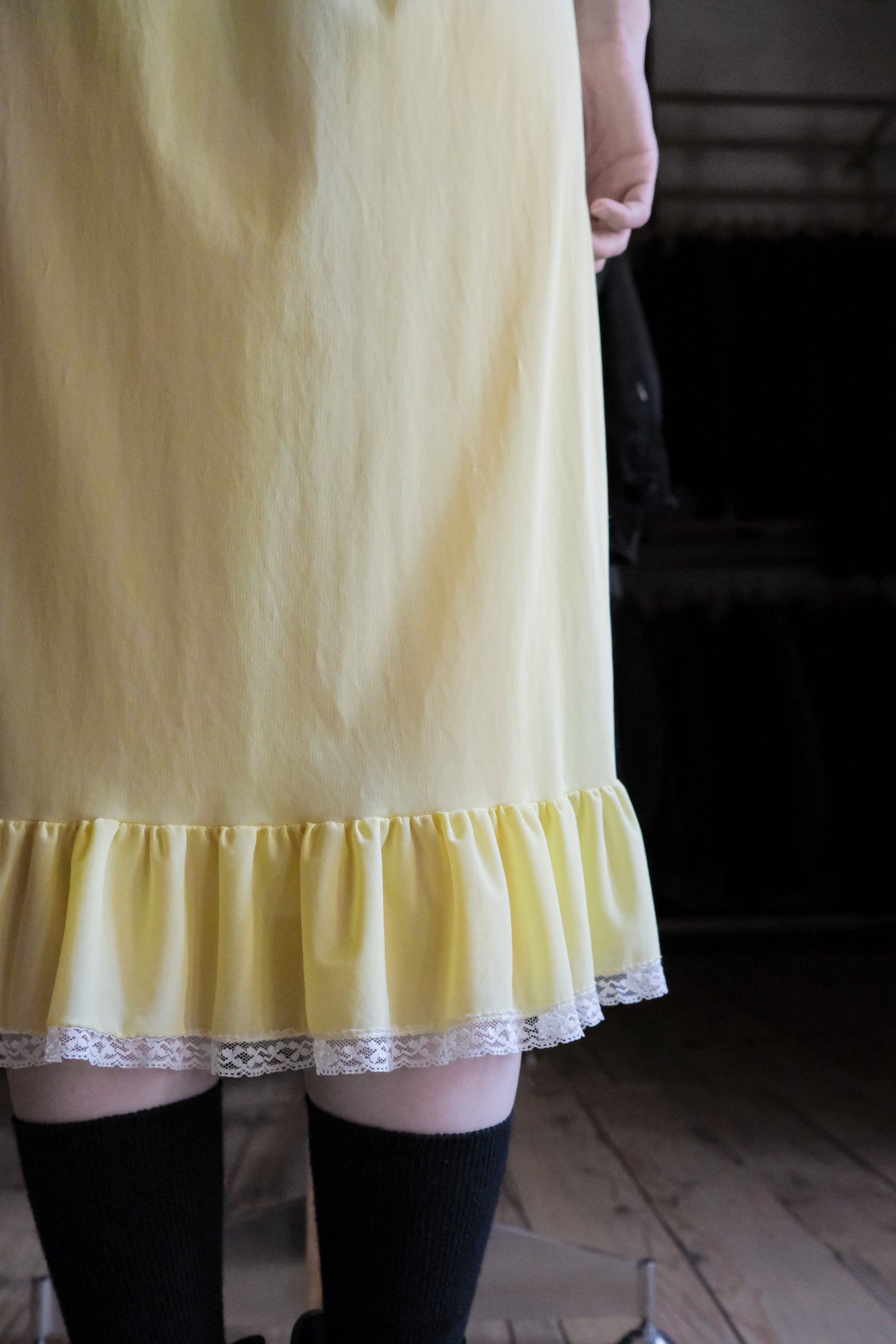 Vintage Pastel Yellow Nylon Peignoir Nightgown / 古著鵝絨黃蕾絲飾邊復古睡衣洋裝