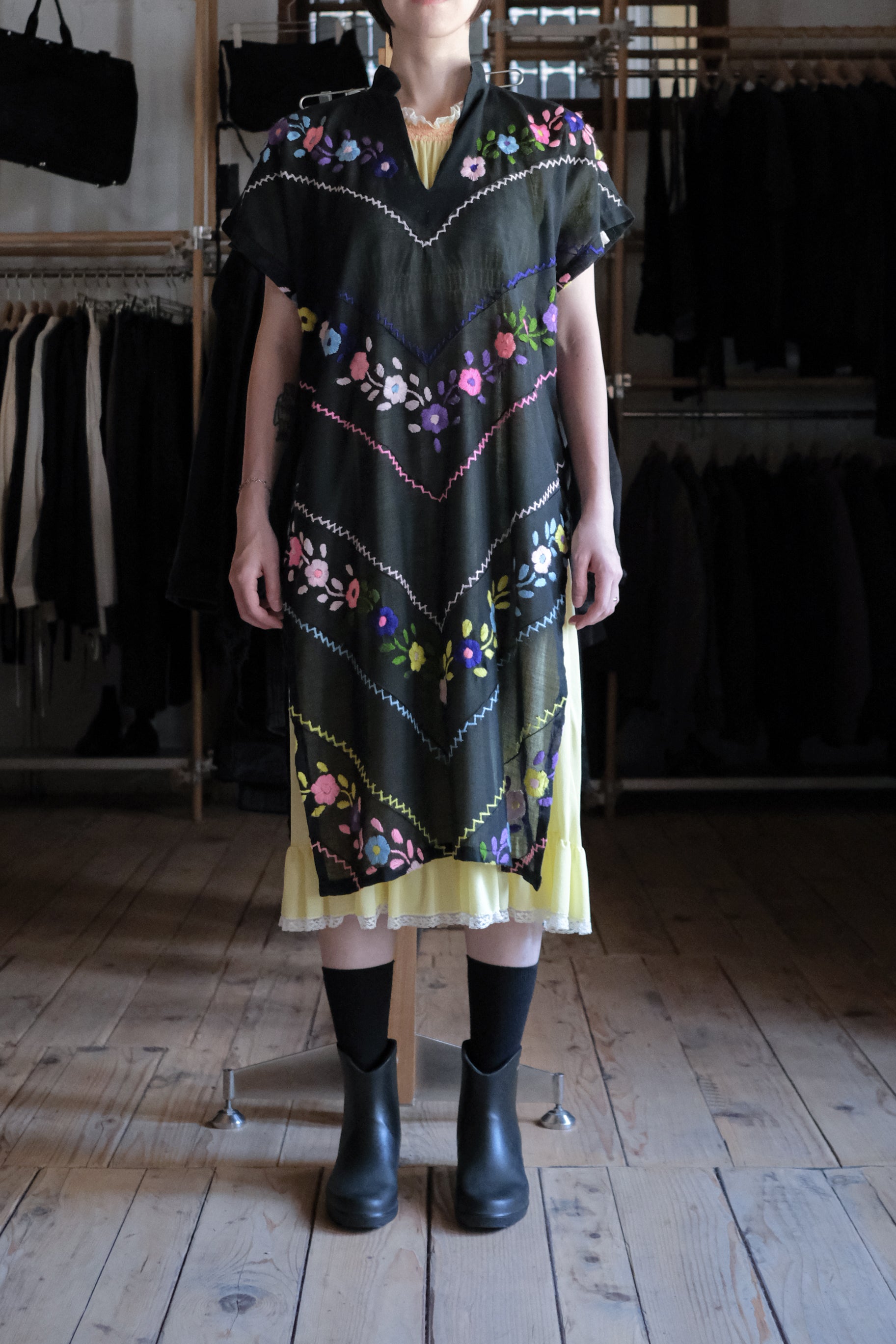 Vintage Mexican-Style Embroidered Gauze Kaftan / 古著墨西哥風刺繡黑紗透膚罩衫