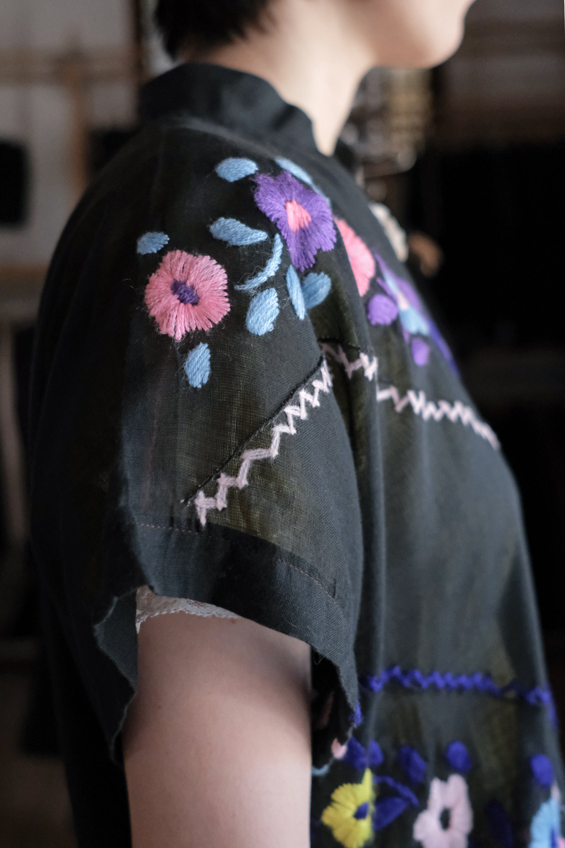 Vintage Mexican-Style Embroidered Gauze Kaftan / 古著墨西哥風刺繡黑紗透膚罩衫