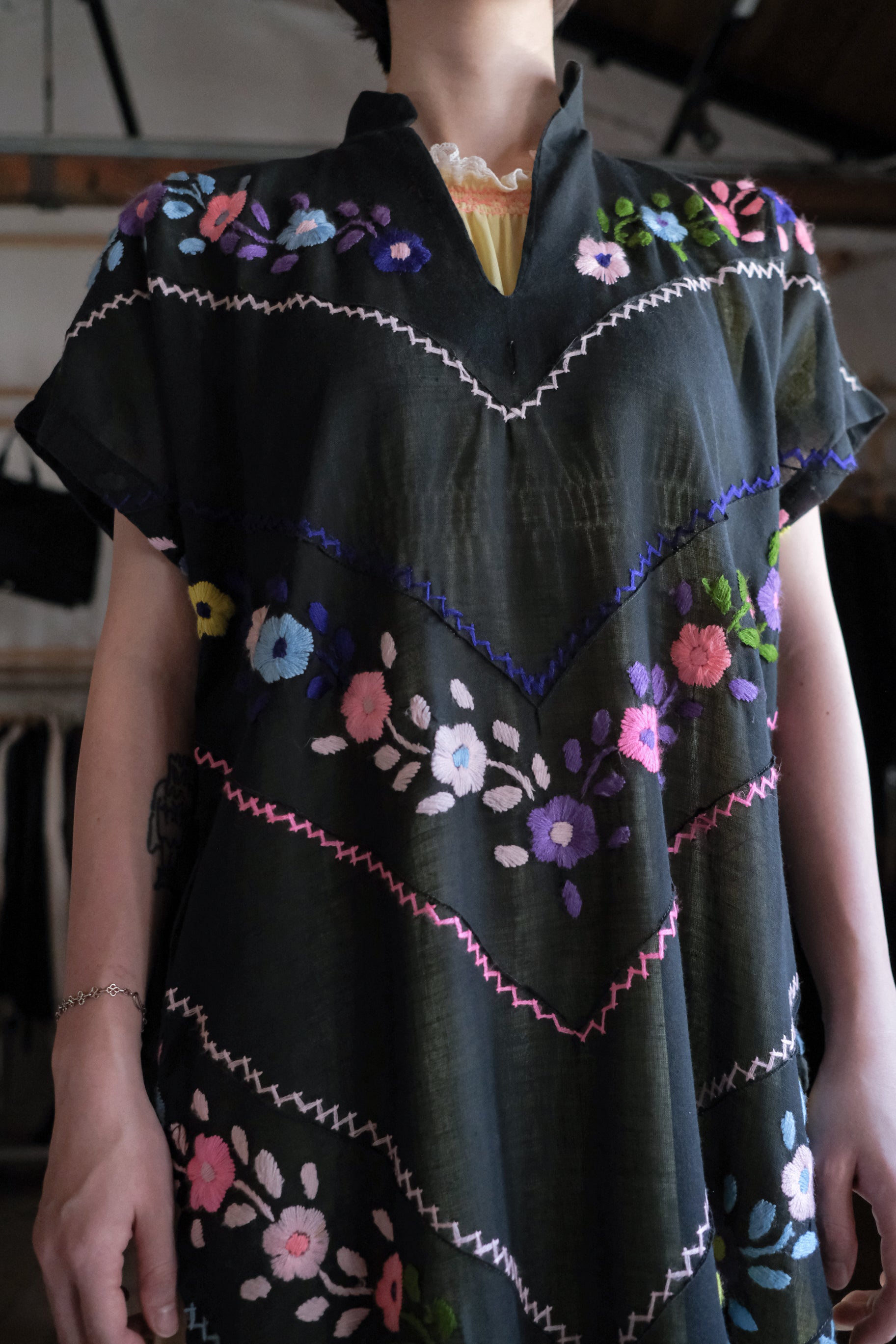 Vintage Mexican-Style Embroidered Gauze Kaftan / 古著墨西哥風刺繡黑紗透膚罩衫
