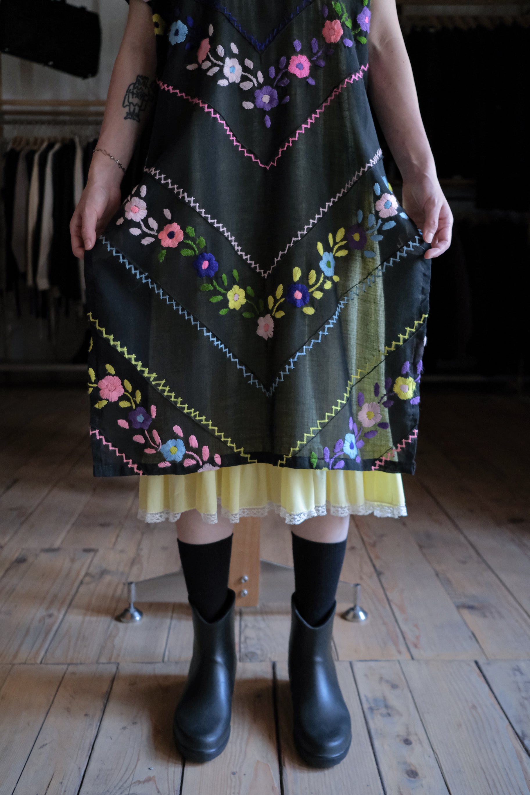 Vintage Mexican-Style Embroidered Gauze Kaftan / 古著墨西哥風刺繡黑紗透膚罩衫