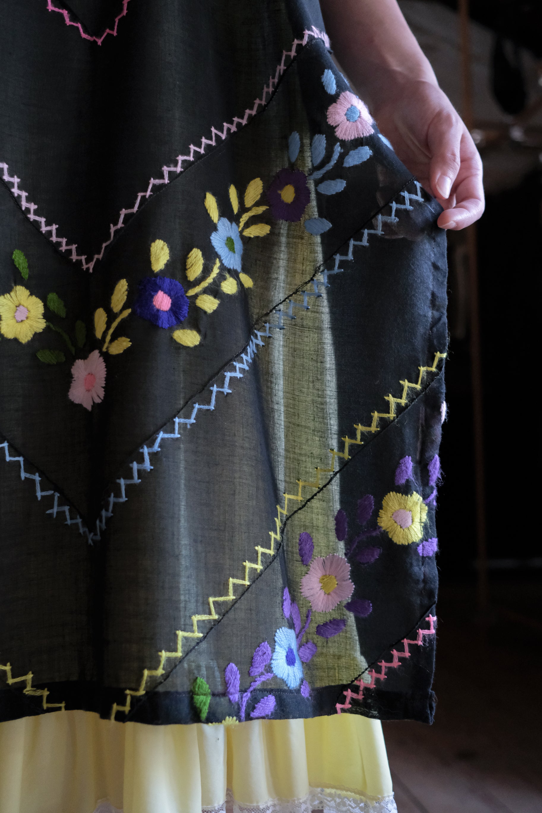 Vintage Mexican-Style Embroidered Gauze Kaftan / 古著墨西哥風刺繡黑紗透膚罩衫