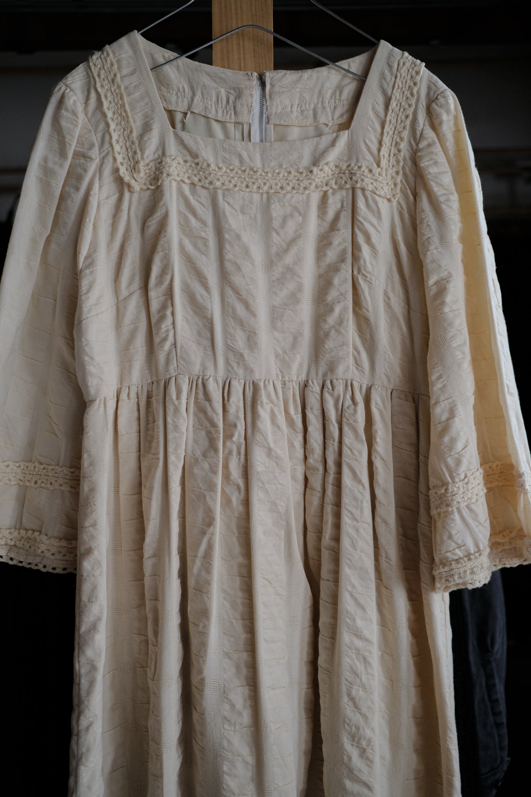 1960-1970's Cream Lace-Trimmed Pintuck Empire Waist Maxi Dress / 古著奶油白方領蕾絲絎縫帝國高腰長洋裝