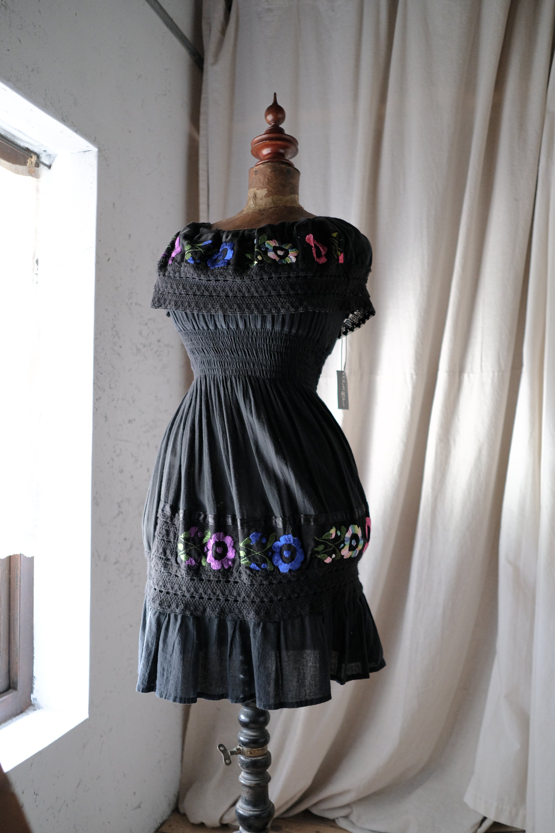 1970's Mexican Shoulder Off Embroidered Dress / 墨西哥古著露肩刺繡洋裝